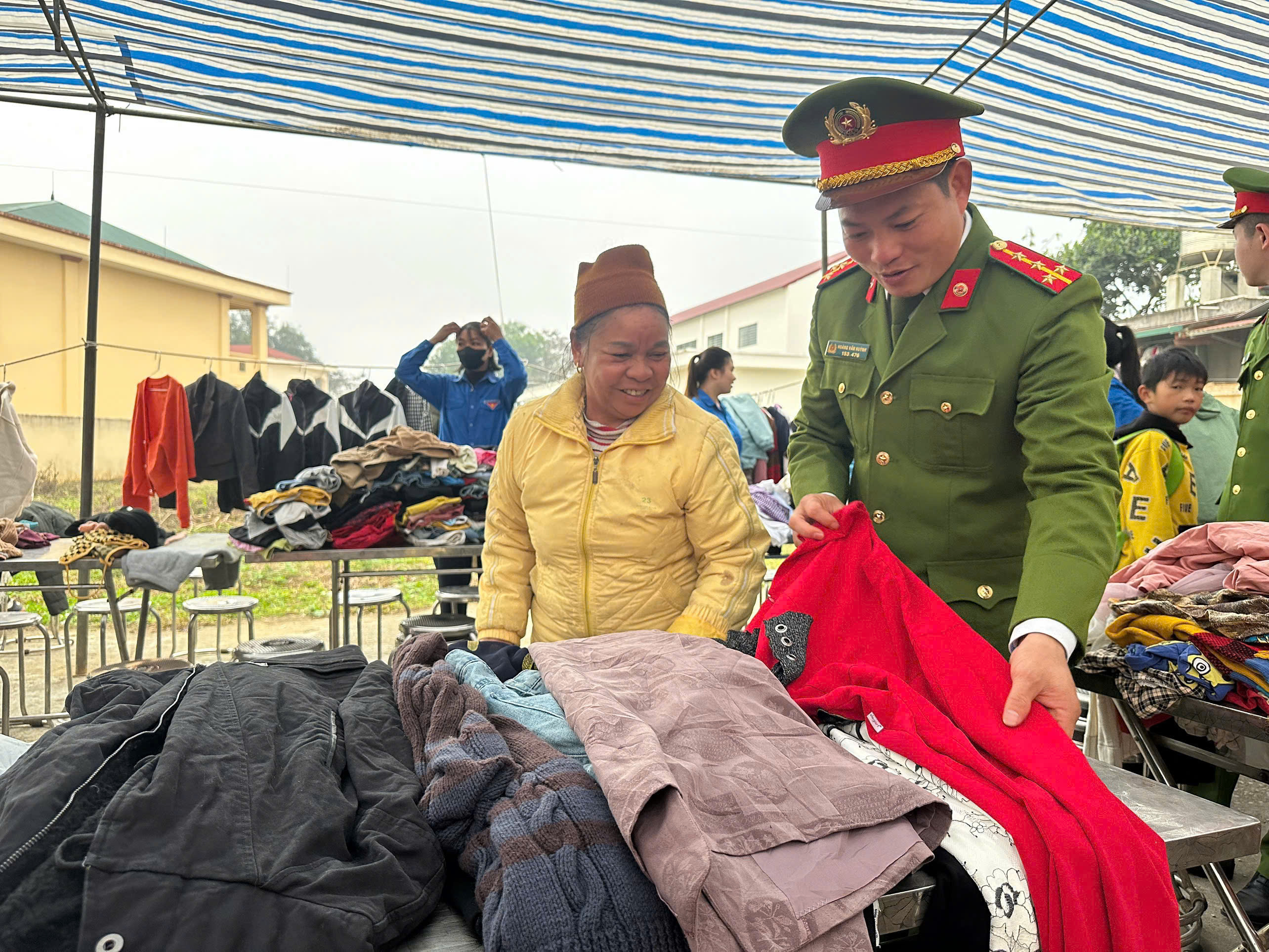 GIAN HÀNG 0 ĐỒNG - CHUNG TAY VÌ NGƯỜI NGHÈO VÀ HỌC SINH NGHÈO TẠI XÃ ĐỒNG YÊN     