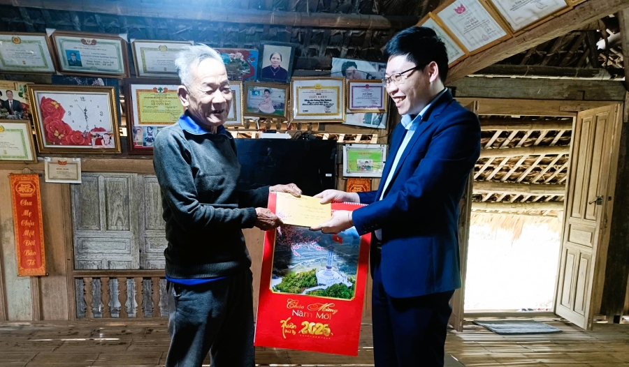 Phó Bí thư Thường trực Đảng ủy xã Đồng Yên thăm, tặng quà các đối tượng chính sách tại thôn Vĩnh Thành