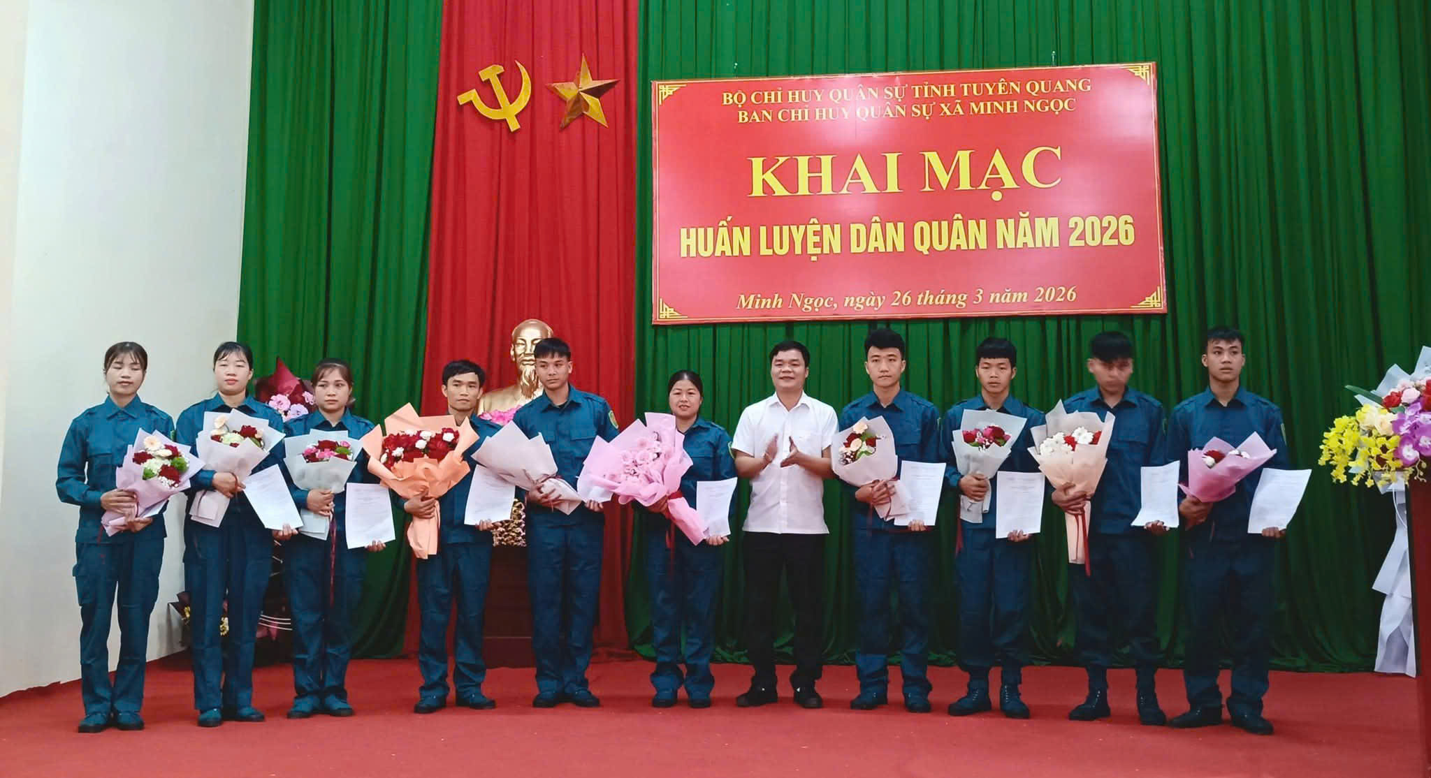 Trao QĐ kết nạp chiến sĩ D&acirc;n qu&acirc;n mới.jpg