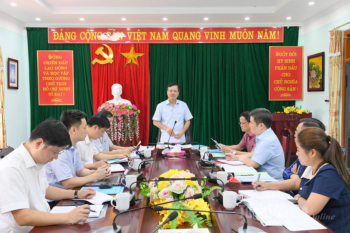 Các đồng chí Ủy viên Ban Thường vụ Tỉnh ủy chủ trì duyệt văn kiện Đại hội đảng bộ địa phương