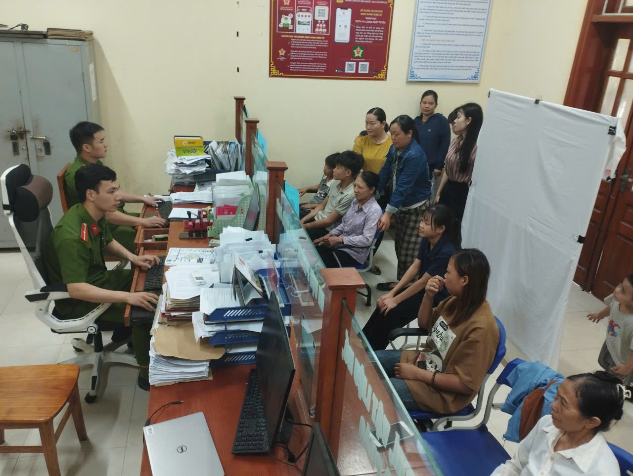 VÌ NHÂN DÂN PHỤC VỤ, CÔNG AN XÃ TÂN THANH TỔ CHỨC ĐĂNG KÝ TÀI KHOẢN ĐỊNH DANH ĐIỆN TỬ MỨC ĐỘ 2 TRONG SUỐT DỊP NGHỈ LỄ