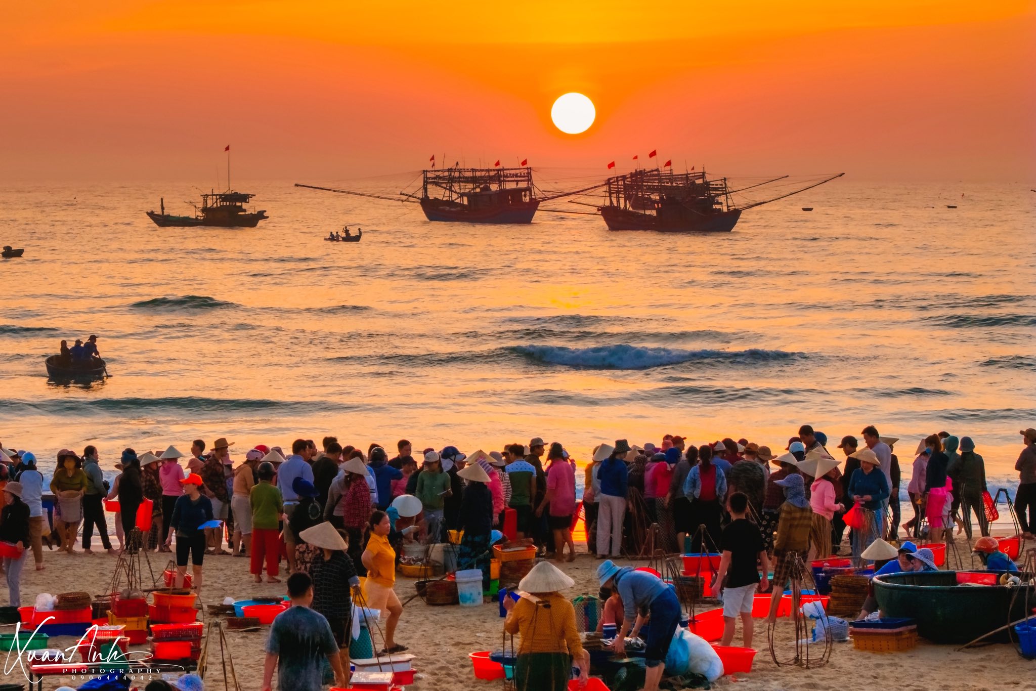 Sắc màu chợ cá Bình Minh