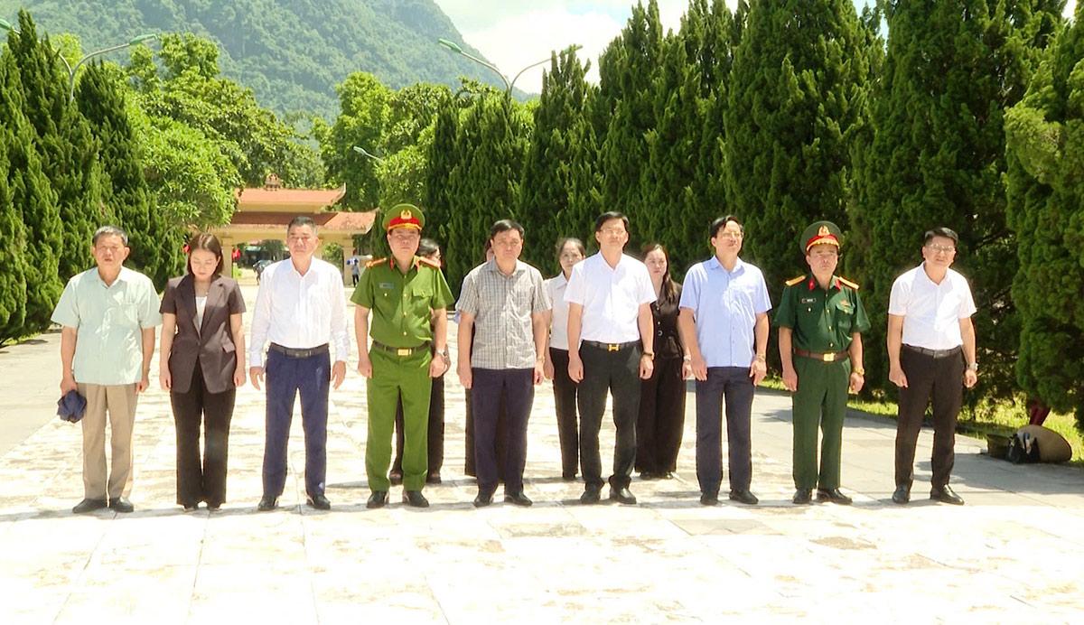 Đoàn Tuyên Quang dâng hương tại Nghĩa trang liệt sĩ Quốc tế Đồng Tâm