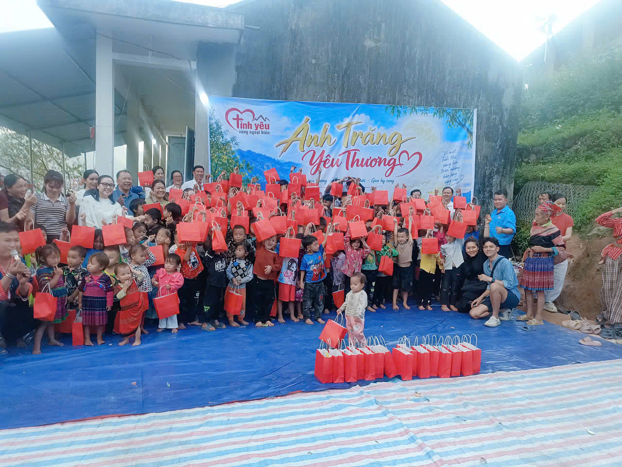 Ấm áp Chương trình “Ánh trăng yêu thương” tại điểm trường Túng Quá Lìn