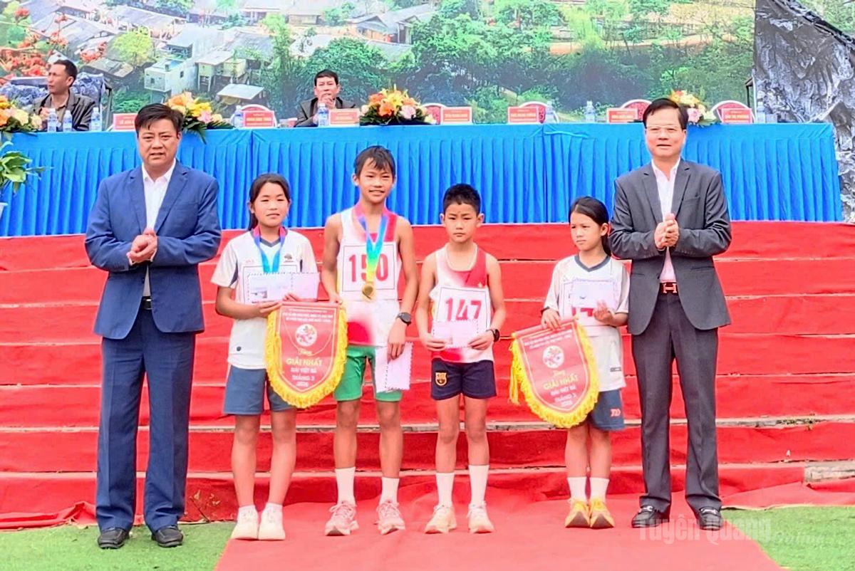 Sôi nổi các hoạt động tại Lễ hội hoa Mộc Miên và hoa Ban xã Khâu Vai năm 2026