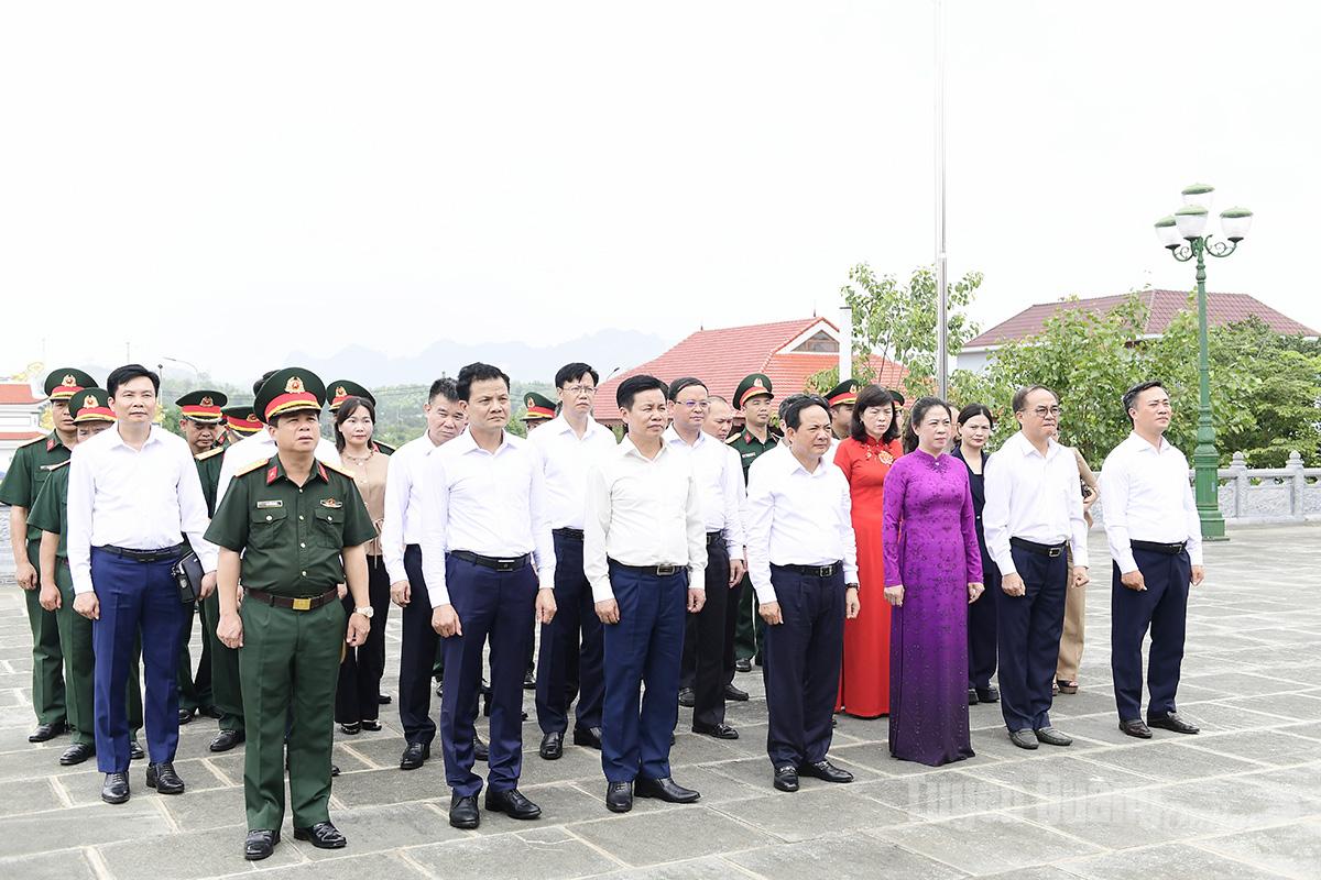 Đoàn đại biểu Quân ủy Trung ương – Bộ Quốc Phòng đặt vòng hoa, dâng hương tại Nghĩa trang Liệt sĩ tỉnh