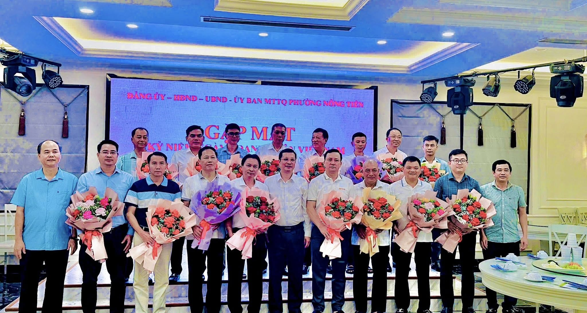 Đảng ủy, HĐND, UBND, Ủy ban MTTQ phường Nông Tiến chúc mừng Ngày Doanh nhân Việt Nam 13-10