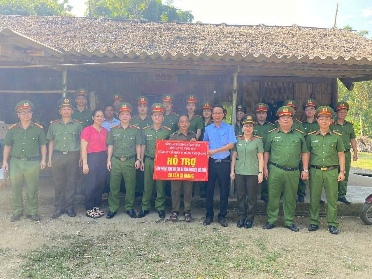 Hỗ trợ 20 tấn xi măng giúp hộ khó khăn về nhà ở tại thôn Khuổi Phạt