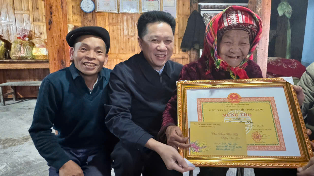 Lãnh đạo xã Nậm Dịch thăm tặng quà và chúc Tết người cao tuổi nhân dịp Tết Nguyên đán