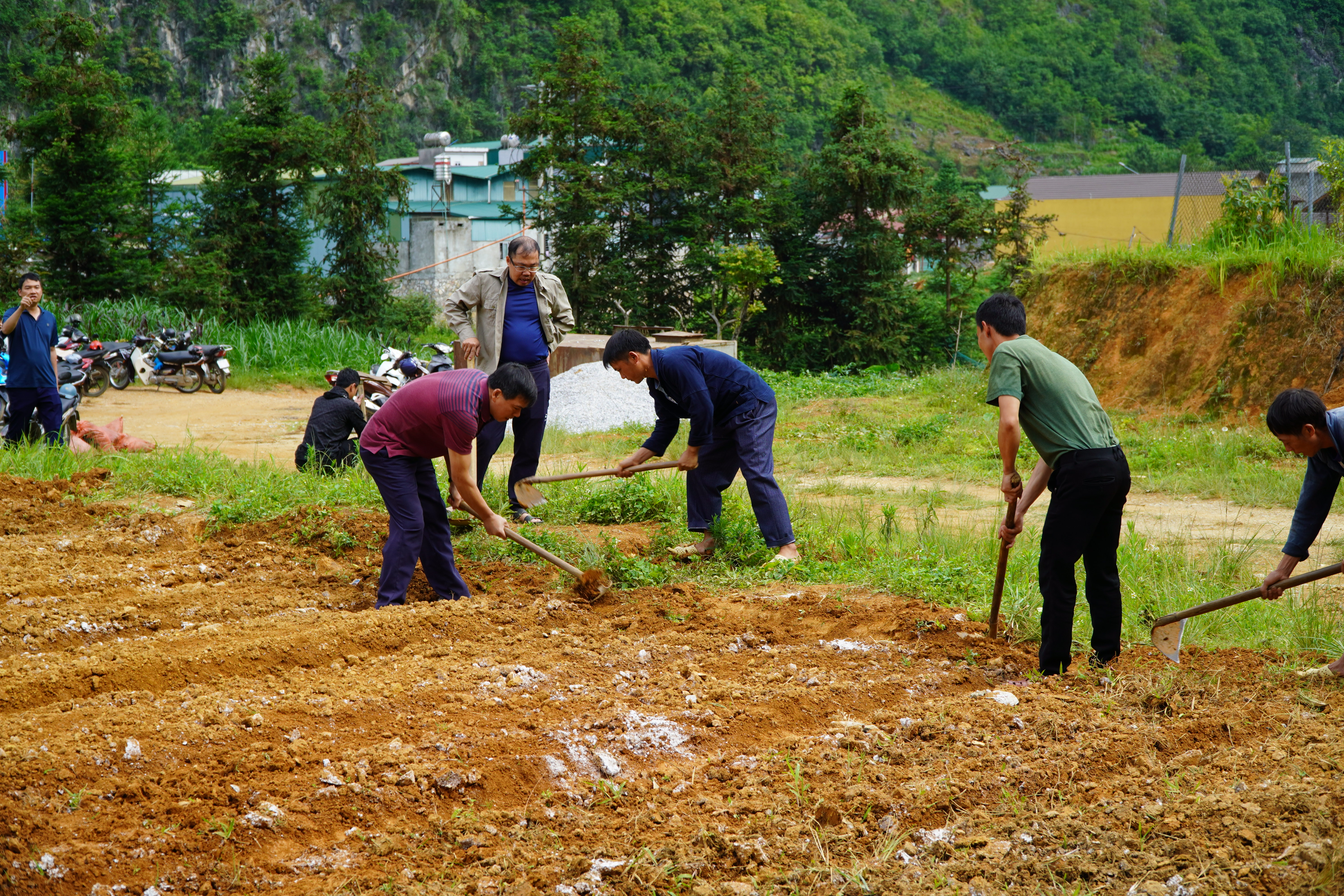 Sôi nổi “Ngày thứ Bảy tình nguyện” xây dựng nông thôn mới tại xã Mèo Vạc