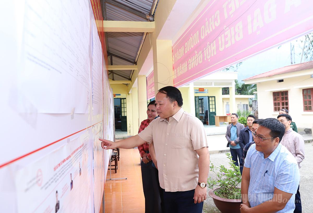 Chủ tịch UBND tỉnh Phan Huy Ngọc kiểm tra bầu cử và tình hình phát triển kinh tế - xã hội tại xã Thượng Sơn