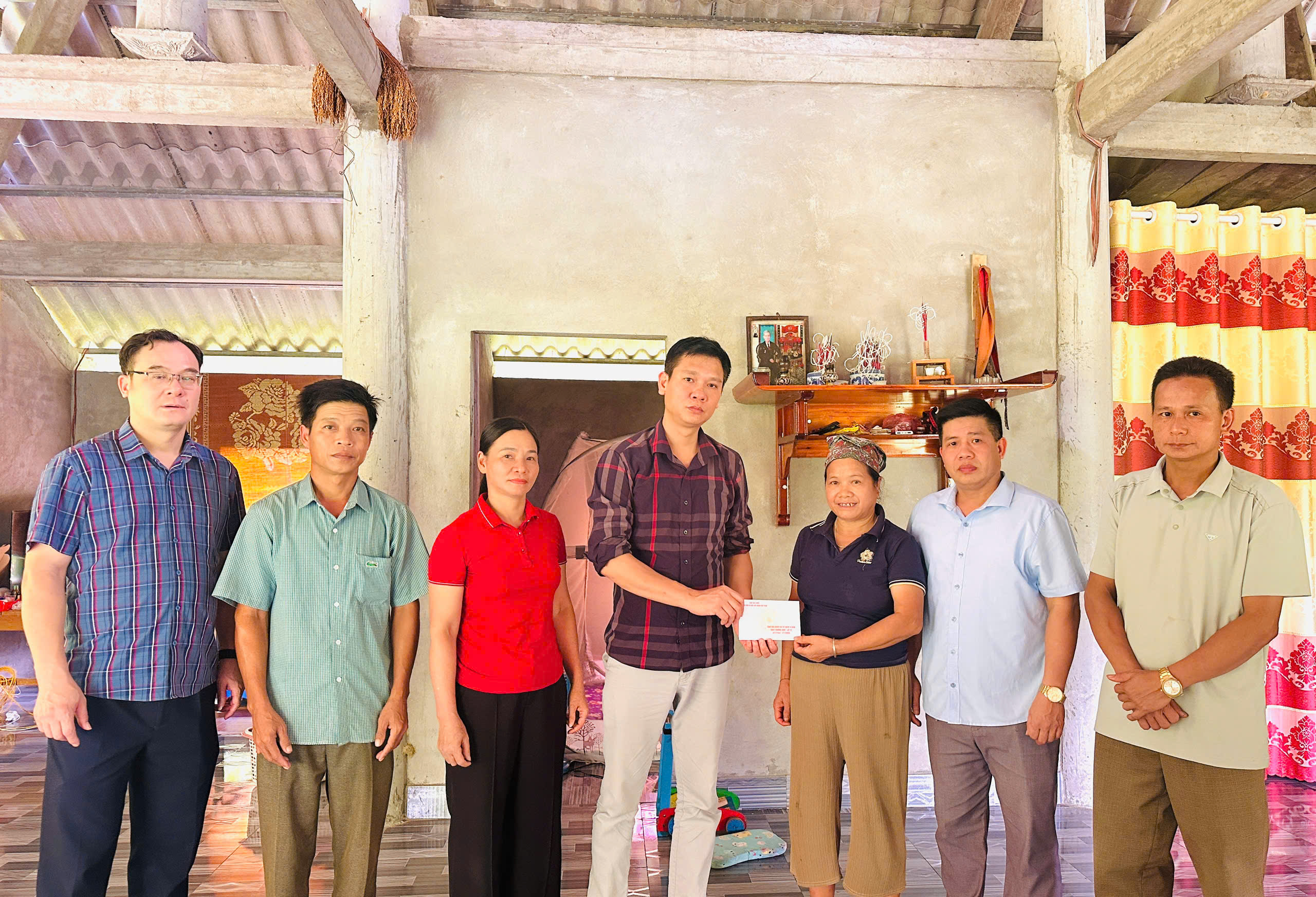 Đoàn công tác số 6 và số 10 đại diện lãnh đạo xã Ngọc Đường thăm tặng quà người có công và thân nhân người có công trên địa bàn xã
