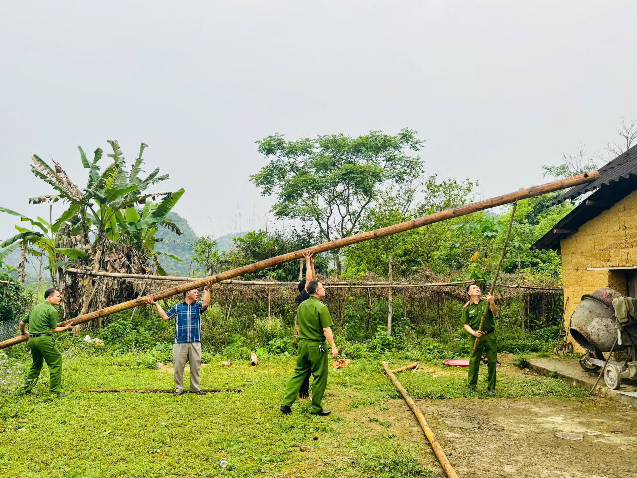 CHỦ ĐỘNG GIÚP ĐỠ NHÂN DÂN PHÒNG CHỐNG THIÊN TAI TRƯỚC MÙA MƯA BÃO     