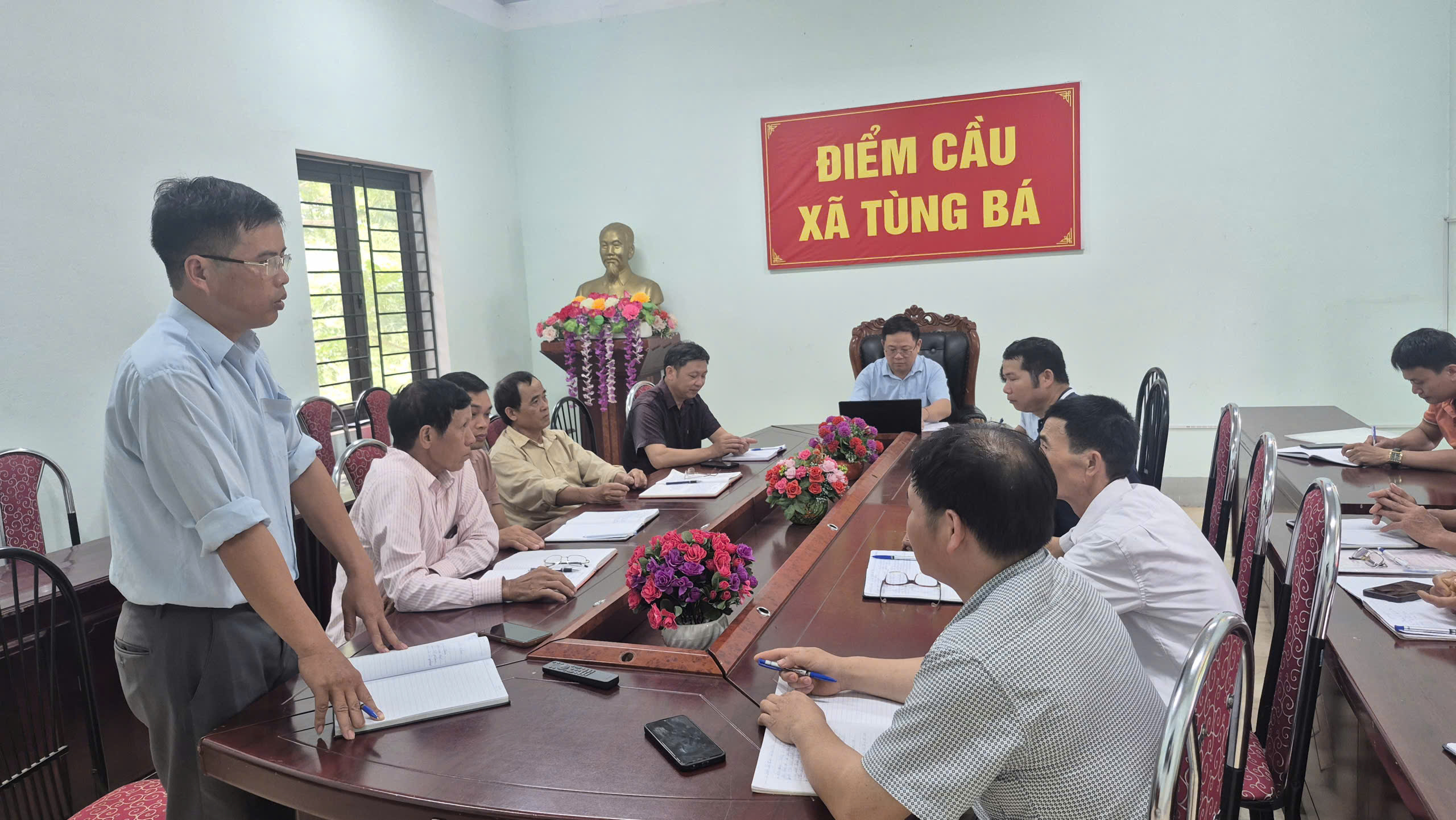 Ban Xây dựng Đảng xã Tùng Bá tổ chức Hội nghị lấy ý kiến về Đề án sáp nhập thôn