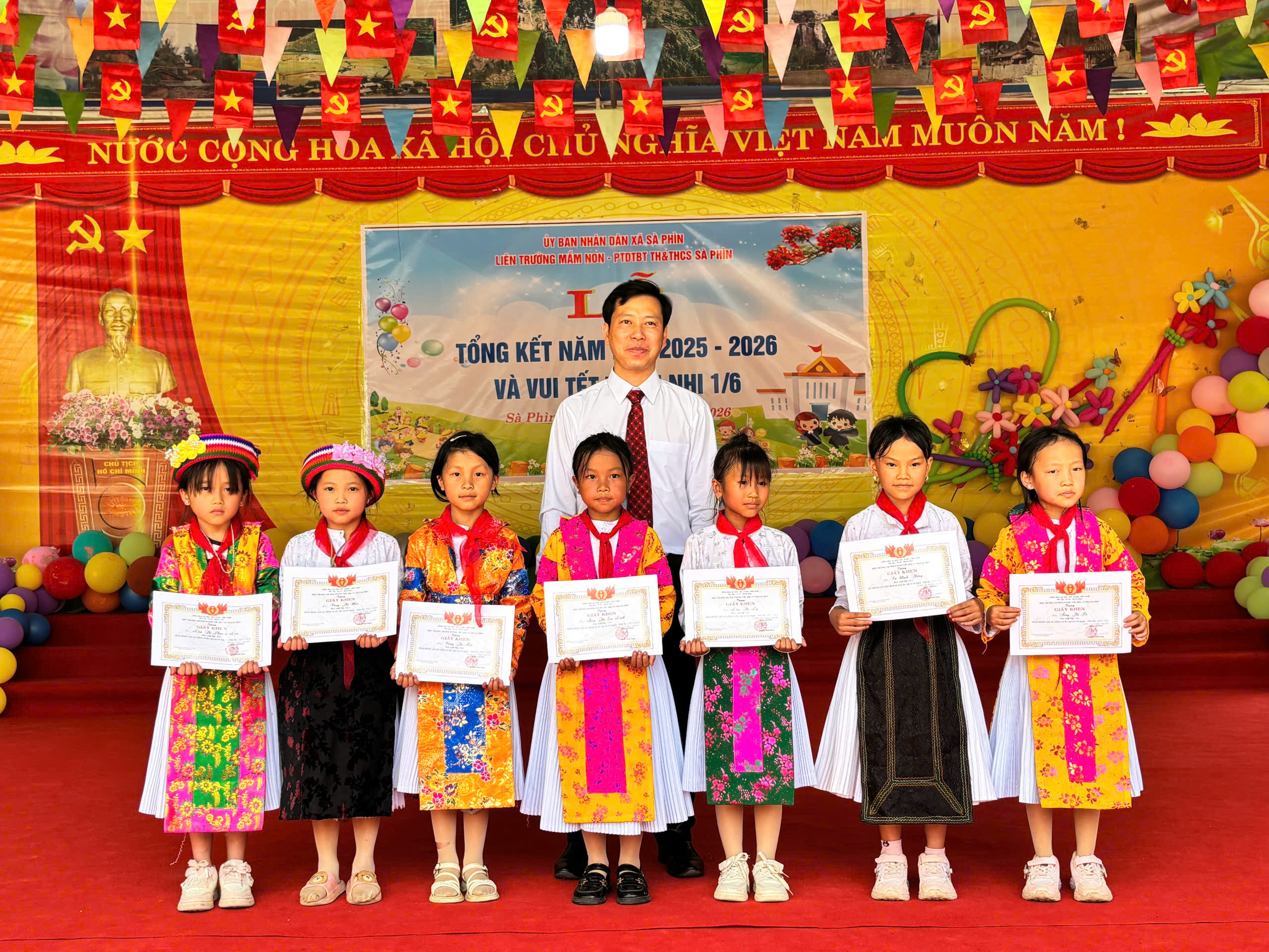 ảnh tặng giấy khen.jpg