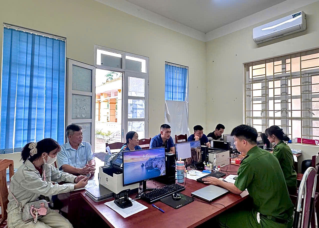 CÔNG AN XÃ XUÂN VÂN ĐẨY MẠNH CẢI CÁCH HÀNH CHÍNH, CHUYỂN ĐỔI SỐ VÌ NHÂN DÂN PHỤC VỤ
