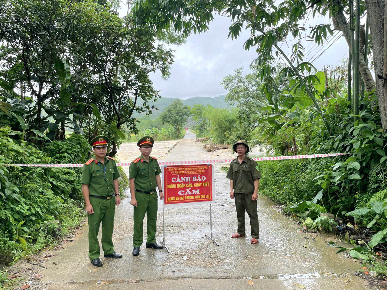 CÔNG AN XÃ TÂN MỸ CHỦ ĐỘNG ỨNG PHÓ MƯA LŨ, BẢO ĐẢM AN TOÀN TÍNH MẠNG VÀ TÀI SẢN CỦA NHÂN DÂN