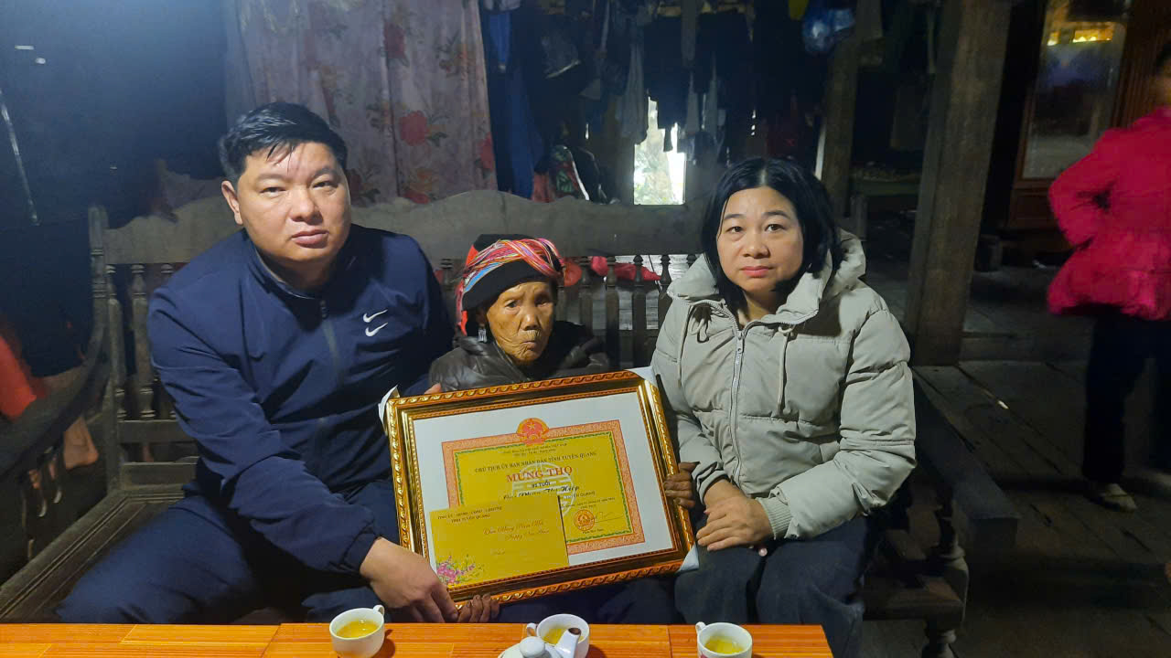 BÍ THƯ ĐẢNG ỦY, CHỦ TỊCH HĐND XÃ GIÁP TRUNG BỒN VĂN QUỐC THĂM, TẶNG QUÀ NGƯỜI CAO TUỔI TRÊN ĐỊA BÀN XÃ