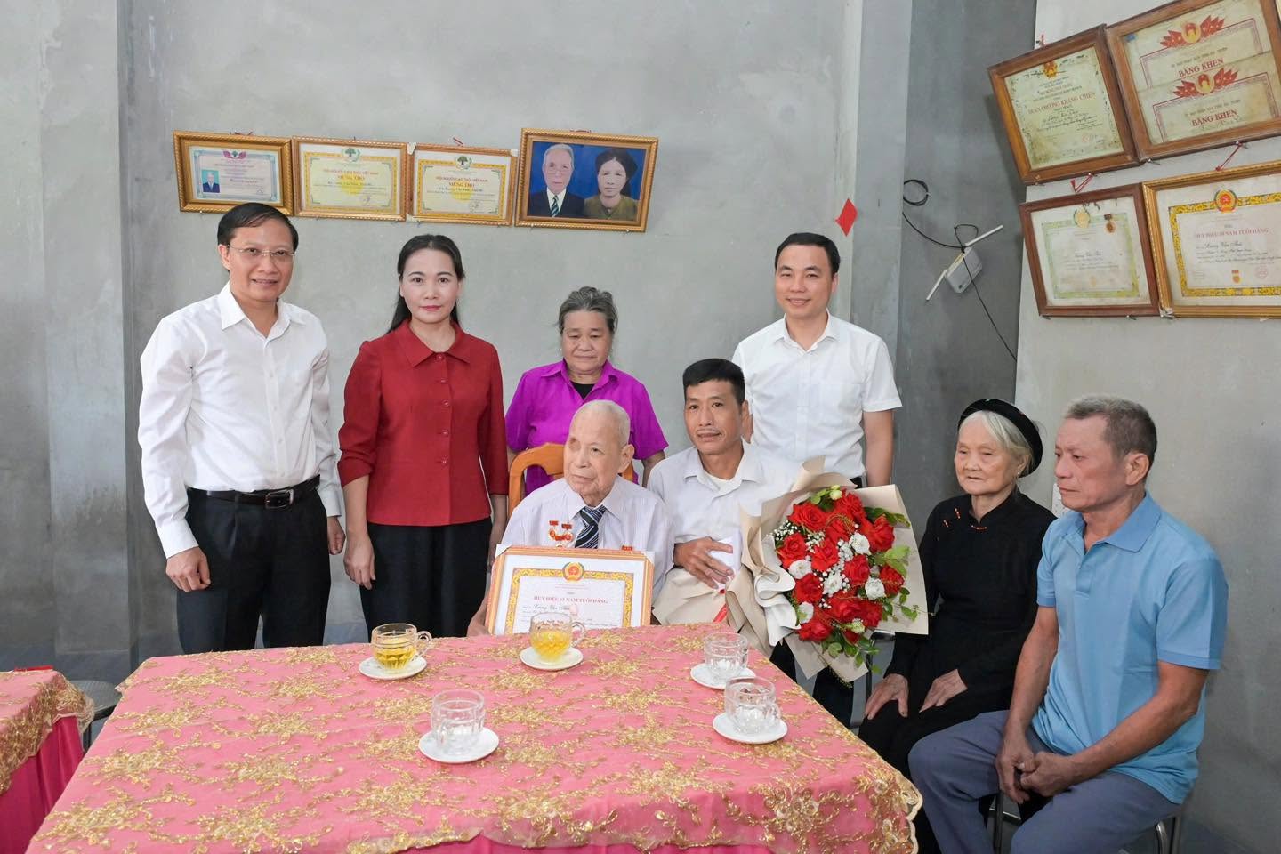 Đồng chí Nông Thị Bích Huệ trao Huy hiệu Đảng cho 2 đảng viên tại xã Hàm Yên