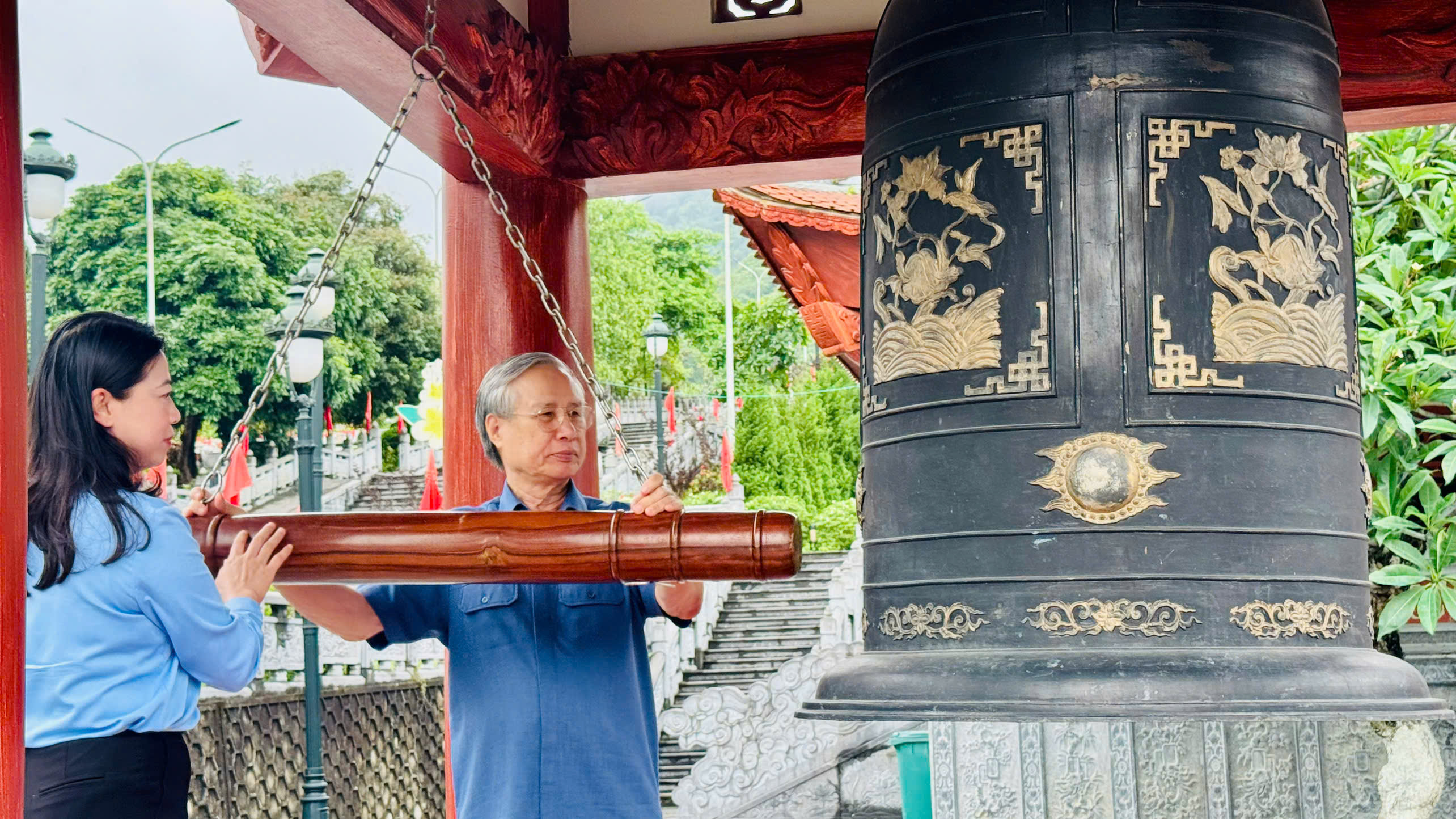 Nguyên Ủy viên Bộ Chính trị, nguyên Thường trực Ban Bí thư Trung ương Đảng Cộng sản Việt Nam Trần Quốc Vượng dâng hương tưởng niệm các Anh hùng liệt sĩ tại Nghĩa trang Liệt sĩ Vị Xuyên.