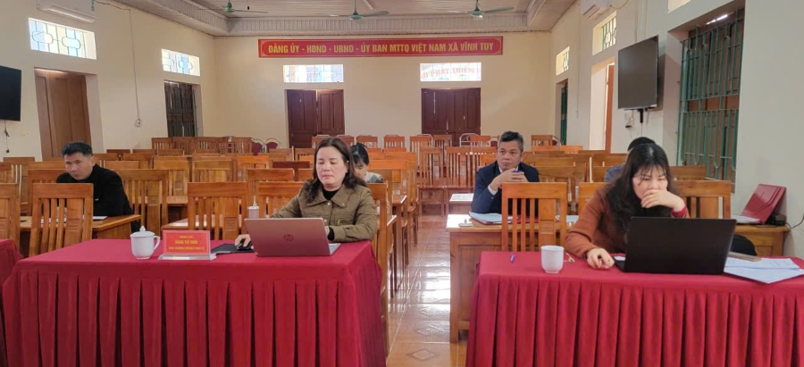 đồng ch&iacute; Hưng l&agrave;m việc với PKT 22.jpg