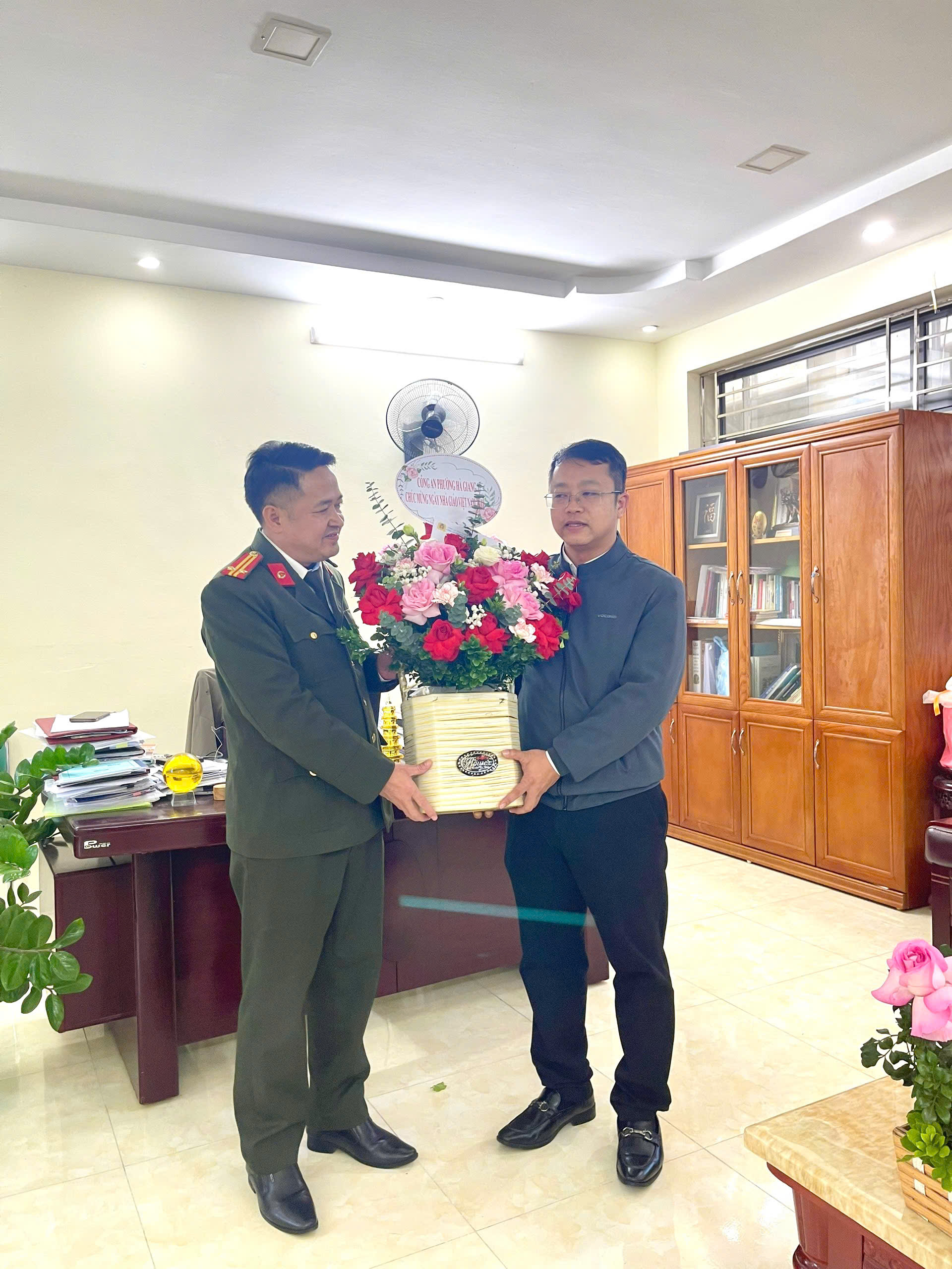 CÔNG AN PHƯỜNG CHÚC MỪNG NGÀY NHÀ GIÁO VIỆT NAM TẠI PHÂN HIỆU ĐẠI HỌC THÁI NGUYÊN TẠI HÀ GIANG 