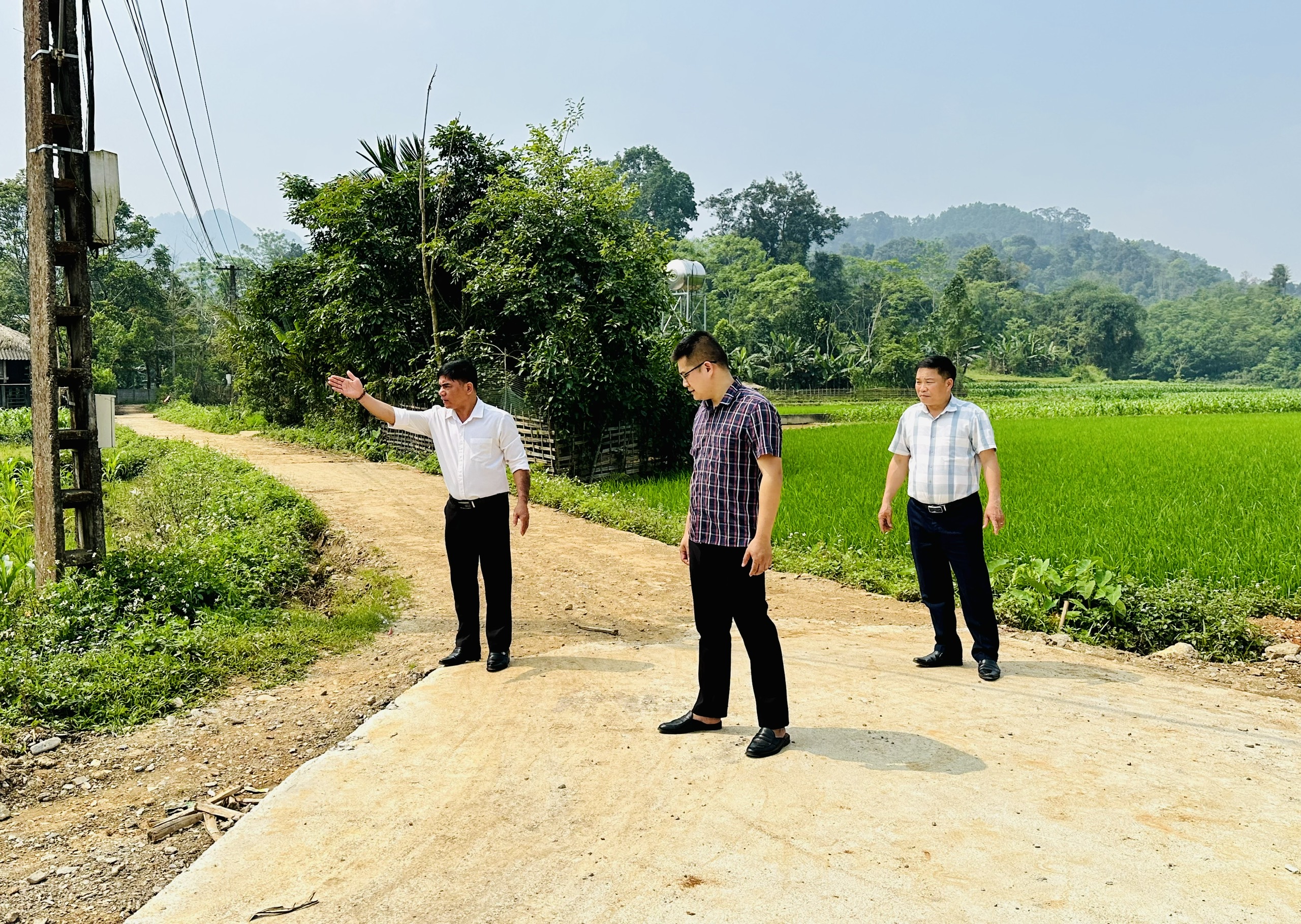 Lãnh đạo xã Bạch Ngọc kiểm tra tiến độ thi công tuyến đường bê tông thôn Pạu