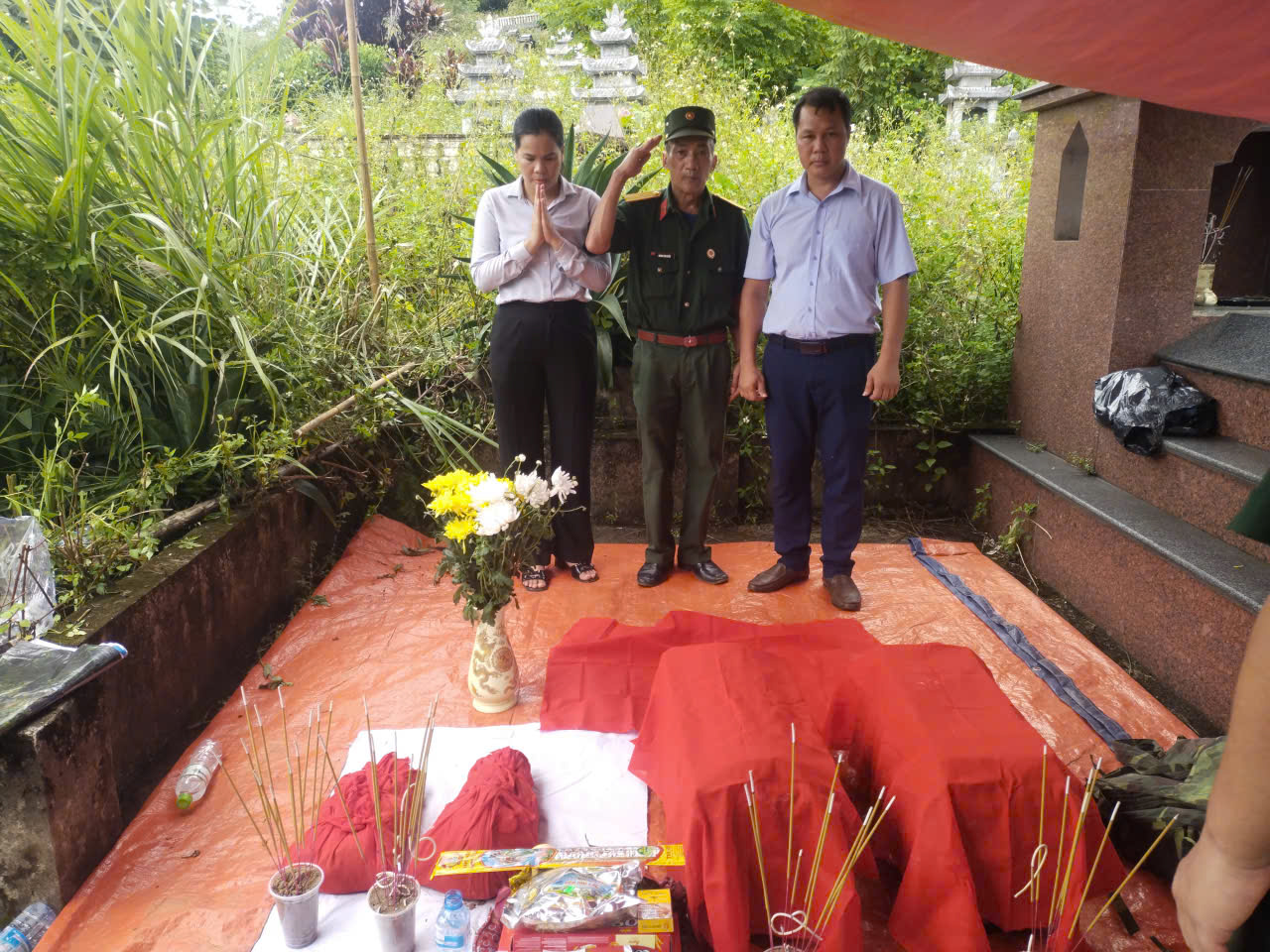 BCĐ khảo s&aacute;t 4 ng&ocirc;i mộ v&ocirc; danh s&aacute;ng 26 6 th 8 s Hưng.jpg