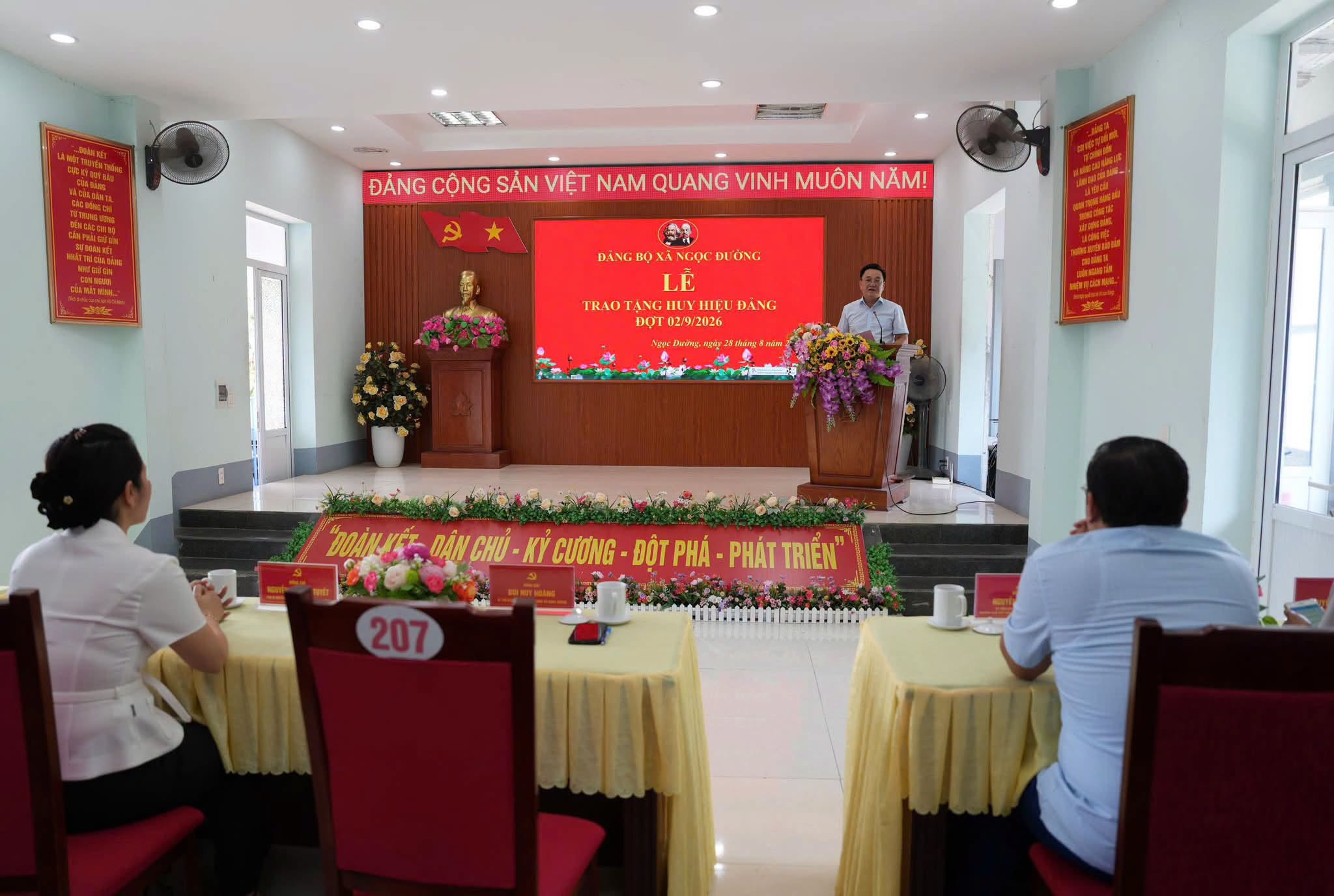 Đảng bộ xã Ngọc Đường trao tặng Huy hiệu Đảng đợt 02/9/2026 cho 33 đảng viên 