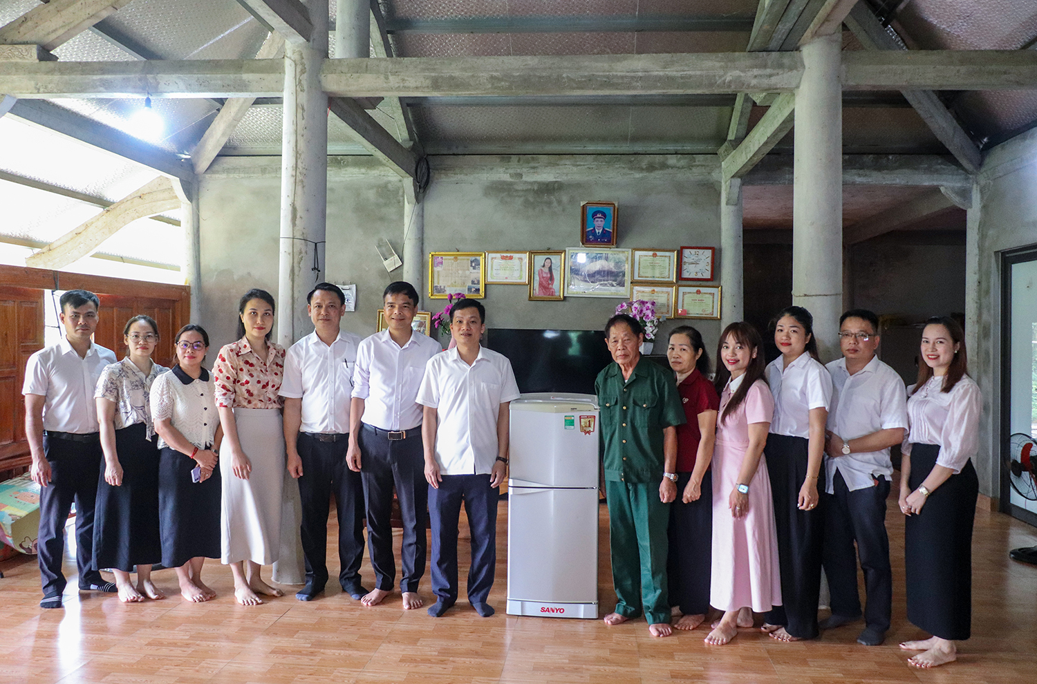 Đoàn công tác Phòng giao dịch số 18 – Kho bạc Nhà nước khu vực VIII thăm, tặng quà thương, bệnh binh trên địa bàn xã Yên Sơn nhân dịp 27-7