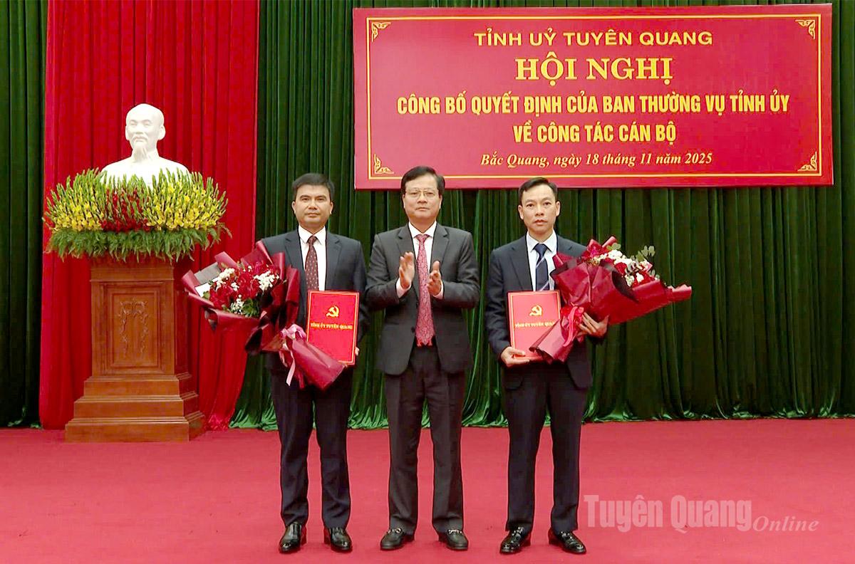 Trưởng ban Tổ chức Tỉnh ủy Trần Quang Minh trao quyết định công tác cán bộ tại xã Bắc Quang và Liên Hiệp