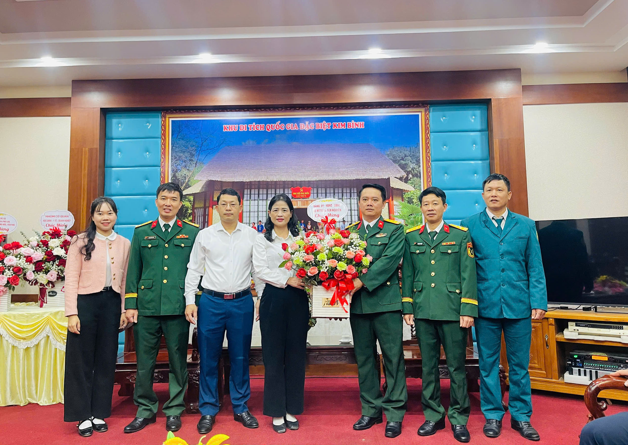 Lãnh đạo xã Yên Nguyên tặng hoa chúc mừng Ban Chỉ huy Phòng thủ khu vực 4 - Chiêm Hóa Ngày thành lập Quân đội nhân dân Việt Nam