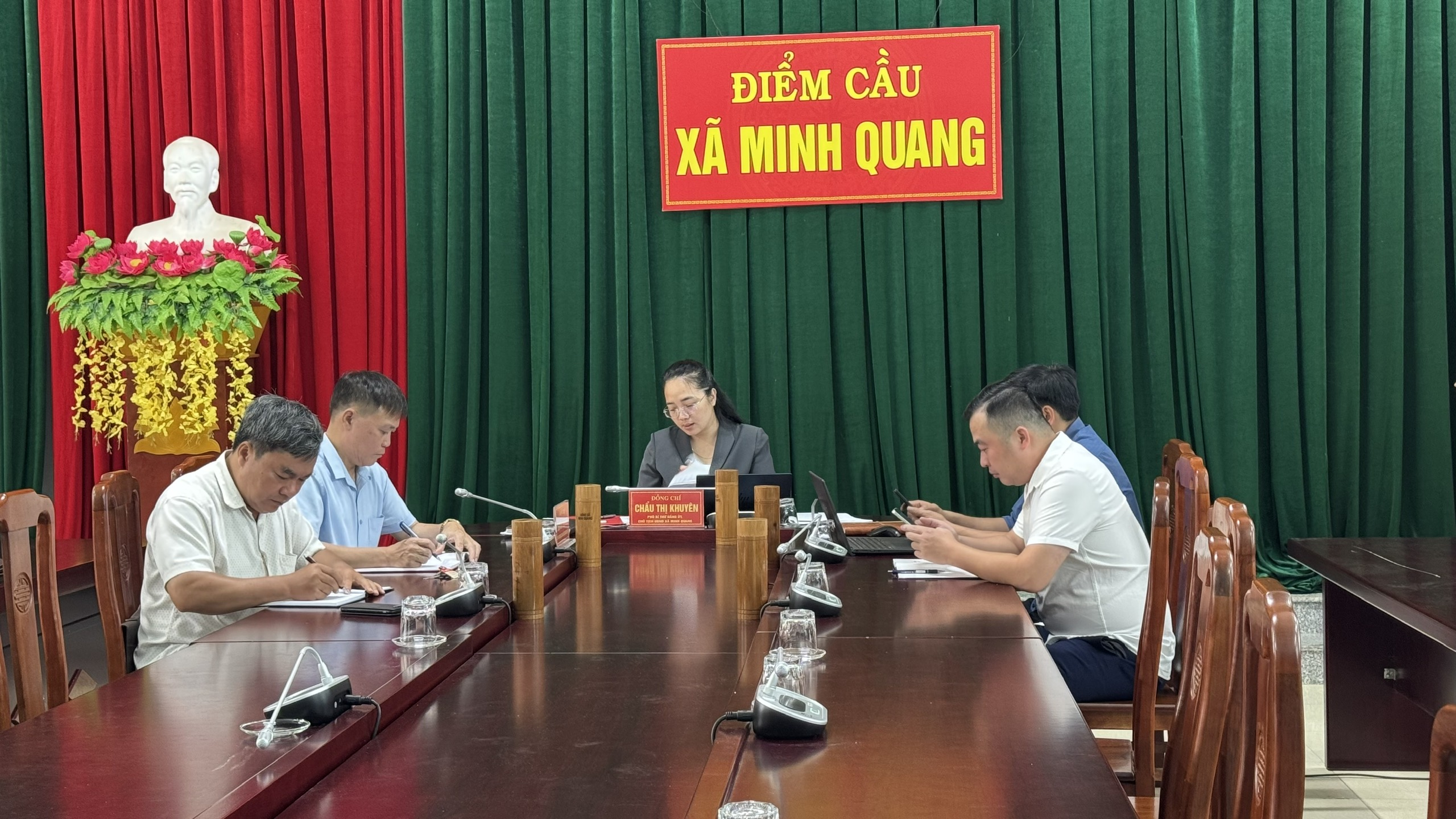 Xã Minh Quang dự họp trực tuyến về tiến độ chuyển đổi cơ cấu giống cây trồng, vật nuôi và giải ngân vốn đầu tư công trên địa bàn tỉnh