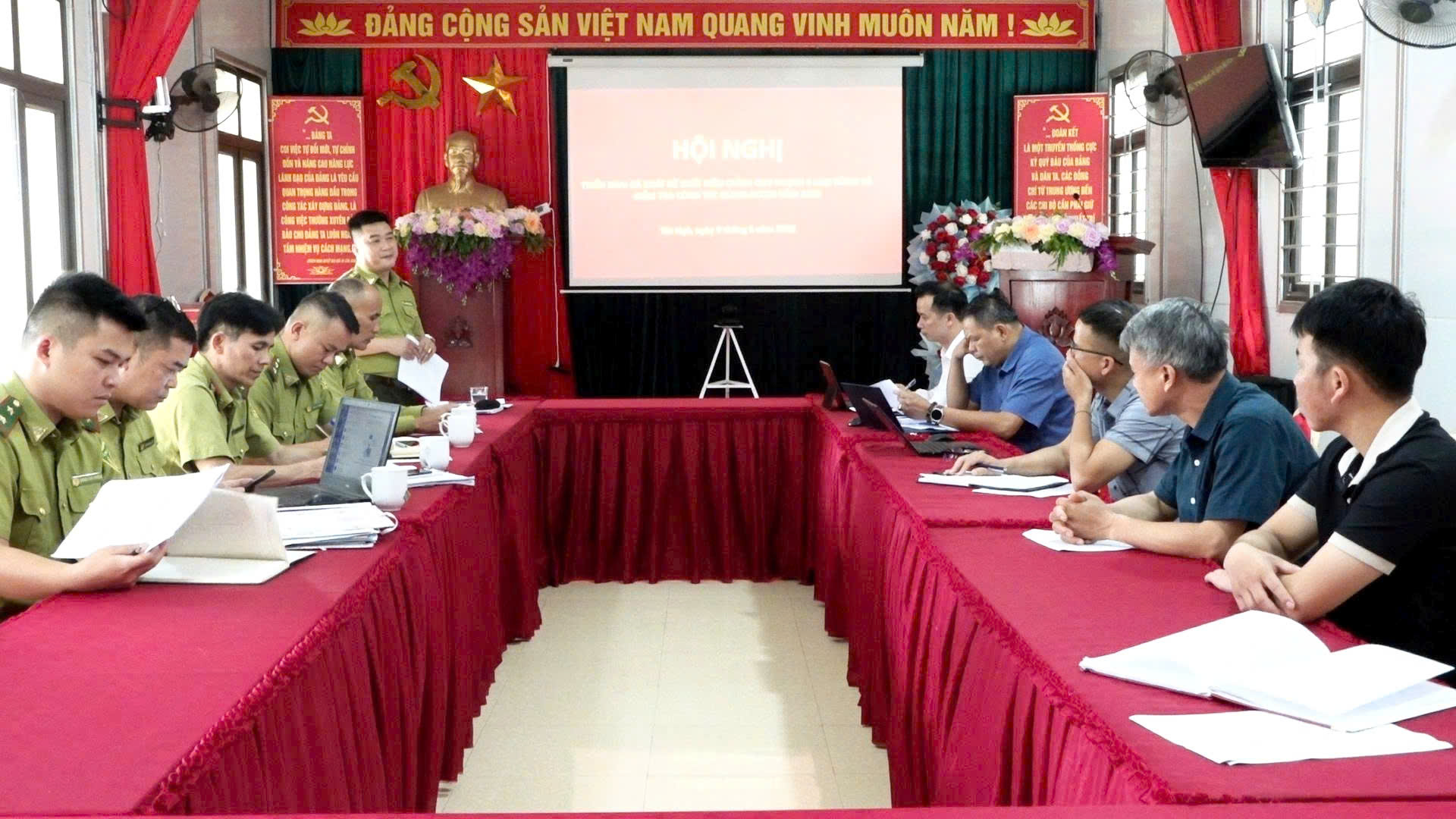 Hạt Kiểm lâm Khu vực XVI làm việc với UBND xã Tát Ngà