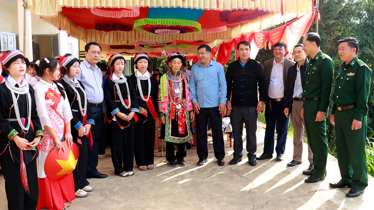 Phó Chủ tịch Thường trực HĐND tỉnh Hầu Minh Lợi dự Ngày hội Đại đoàn kết tại xã Bạch Đích