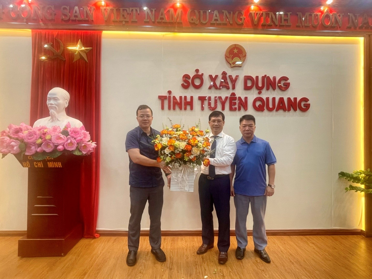 Phòng Quản lý vận tải tặng hoa và chụp ảnh lưu niệm chúc mừng đồng chí Trần Văn Sang