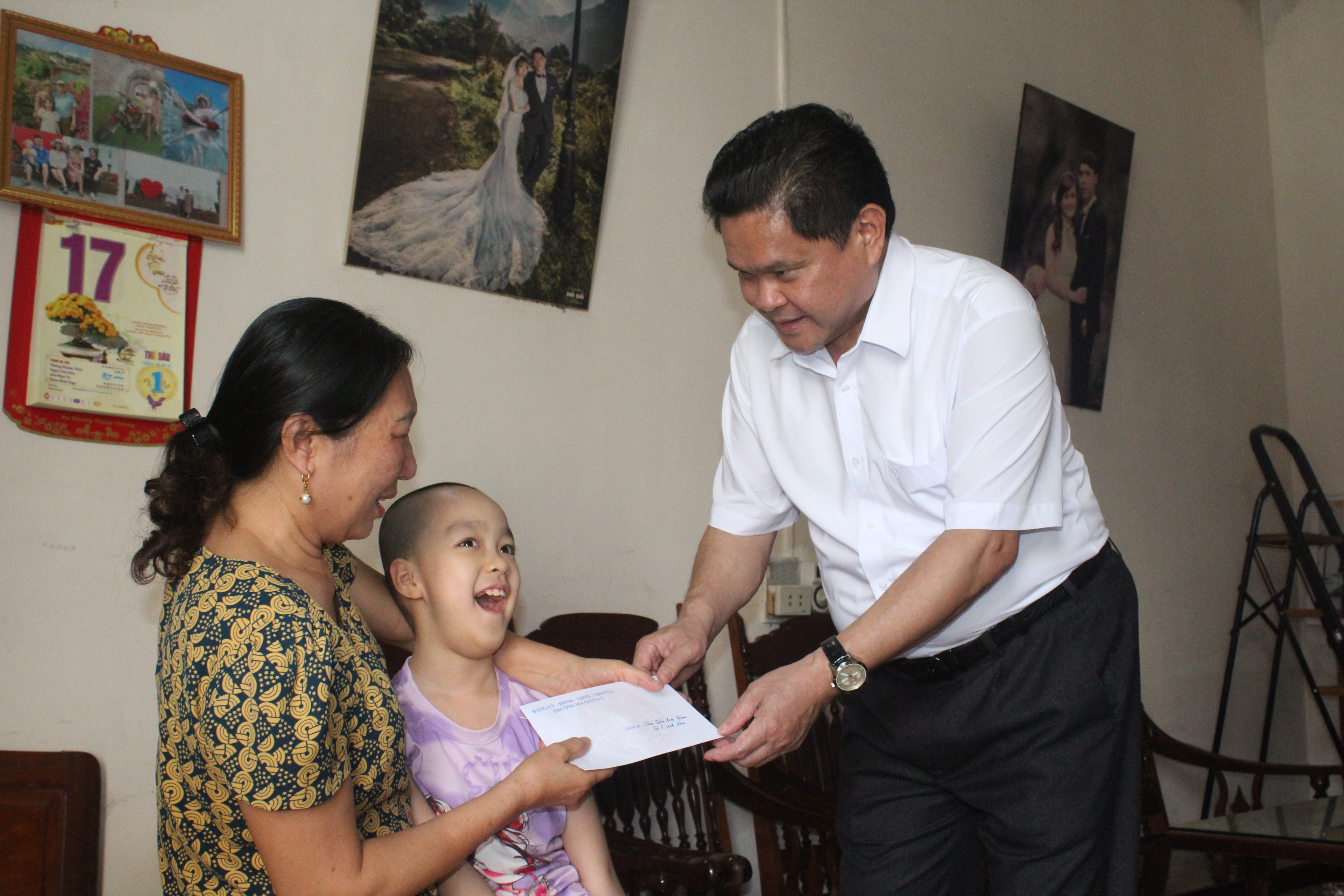 Bí thư Đảng ủy phường Hà Giang 2 Vàng Seo Cón tặng quà người khuyết tật