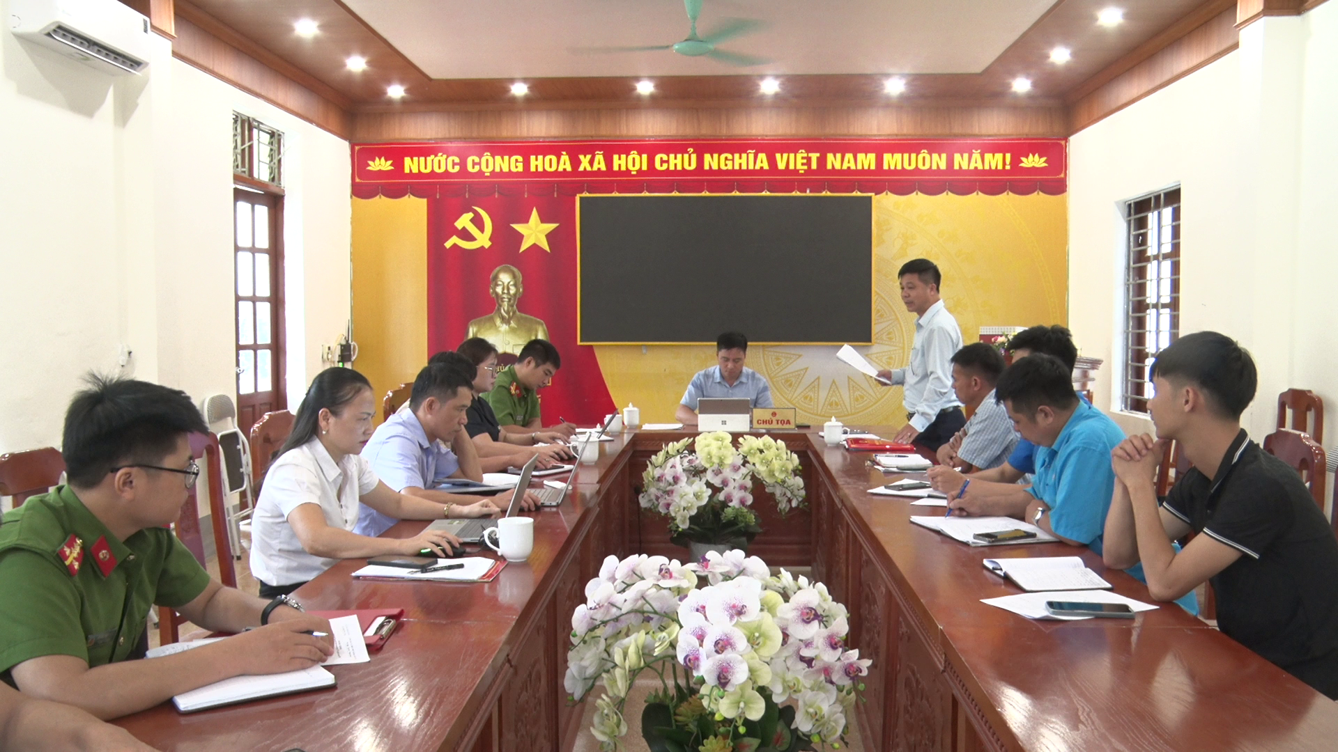 UBND XÃ KHUÔN LÙNG HỌP TRIỂN KHAI TỔ CHỨC "NGÀY HỘI TOÀN DÂN BẢO VỆ AN NINH TỔ QUỐC" NĂM 2026