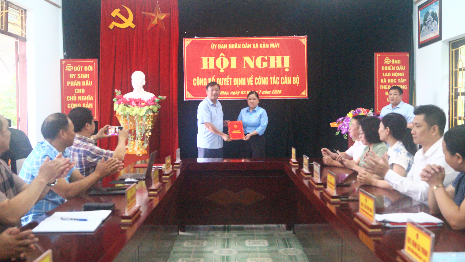 UBND XÃ BẢN MÁY CÔNG BỐ QUYẾT ĐỊNH BỔ NHIỆM  GIÁM ĐỐC TRUNG TÂM PHỤC VỤ HÀNH CHÍNH CÔNG XÃ