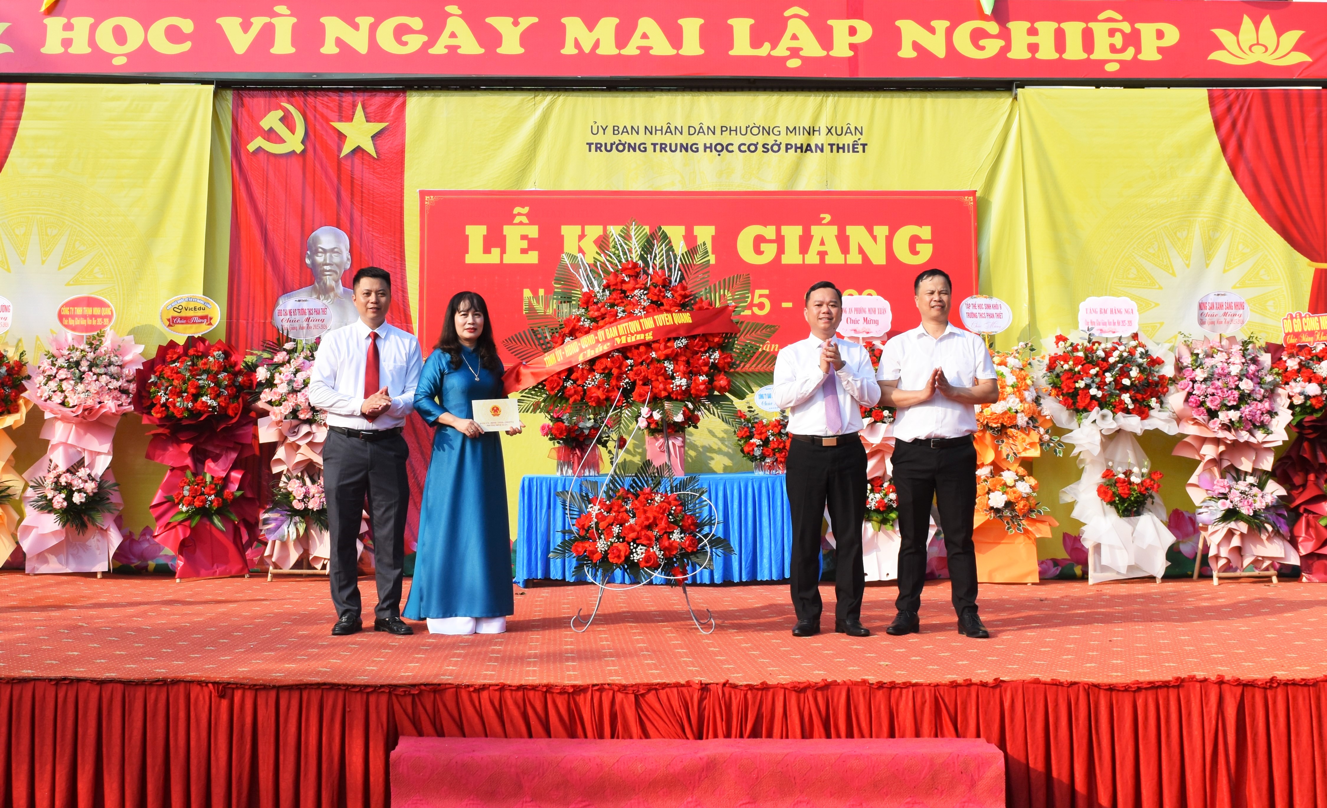 Đồng chí Bí thư Đảng ủy phường Minh Xuân Đỗ Hùng Đức – Dự Khai giảng năm học mới tại Trường THCS Phan Thiết