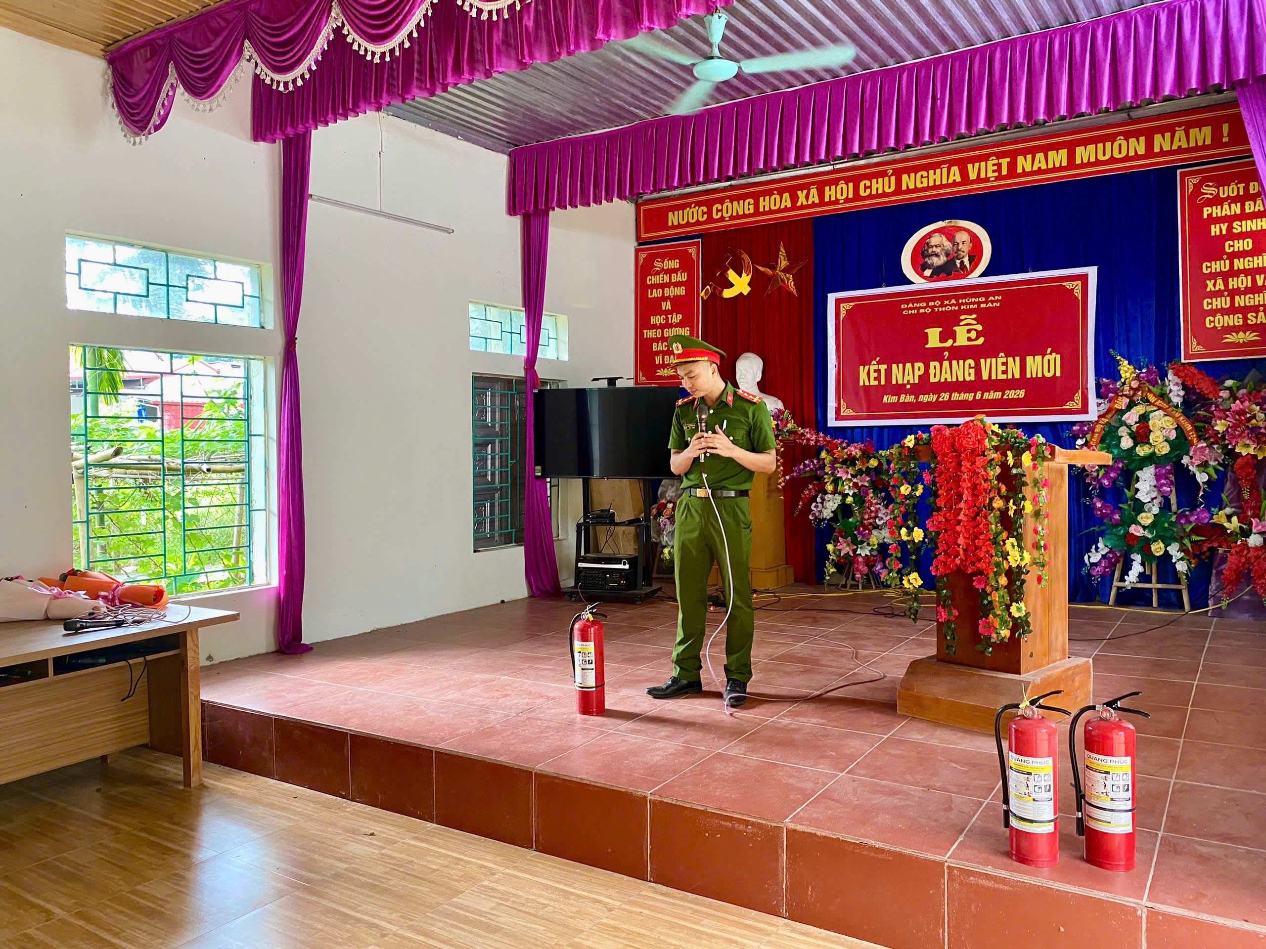 CÔNG AN XÃ HÙNG AN TỔ CHỨC TUYÊN TRUYỀN, TRẢI NGHIỆM KỸ NĂNG PHÒNG CHÁY, CHỮA CHÁY TẠI THÔN HÙNG TÂM