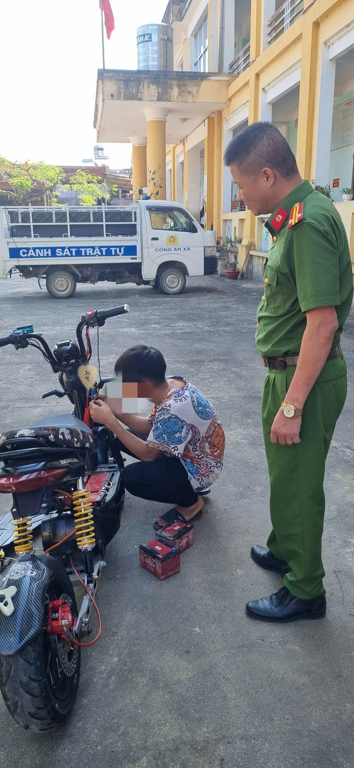 CÔNG AN XÃ KỊP THỜI PHÁT HIỆN XỬ LÝ, NGĂN CHẶN HÀNH VI ĐỘ, CHẾ XE ĐẠP ĐIỆN TRÁI PHÉP 