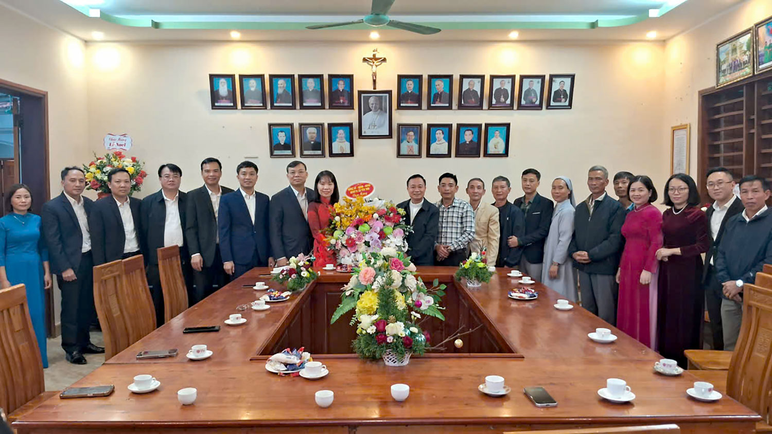 Lãnh đạo xã Yên Sơn thăm tặng quà các chức sắc, chức việc và đồng bào công giáo nhân dịp Lễ Giáng sinh năm 2025