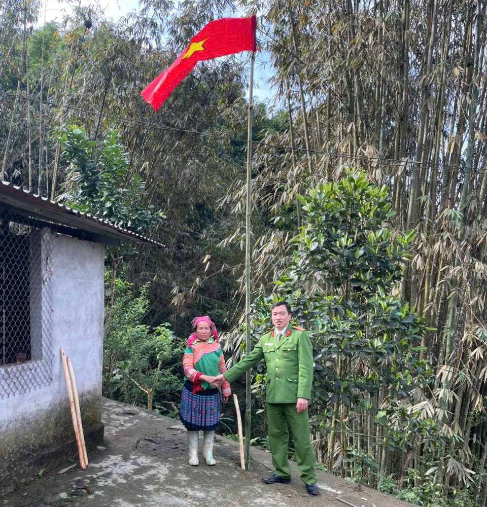 CÔNG AN XÃ THÔNG NGUYÊN TRAO TẶNG CỜ TỔ QUỐC CHÀO MỪNG NGÀY BẦU CỬ