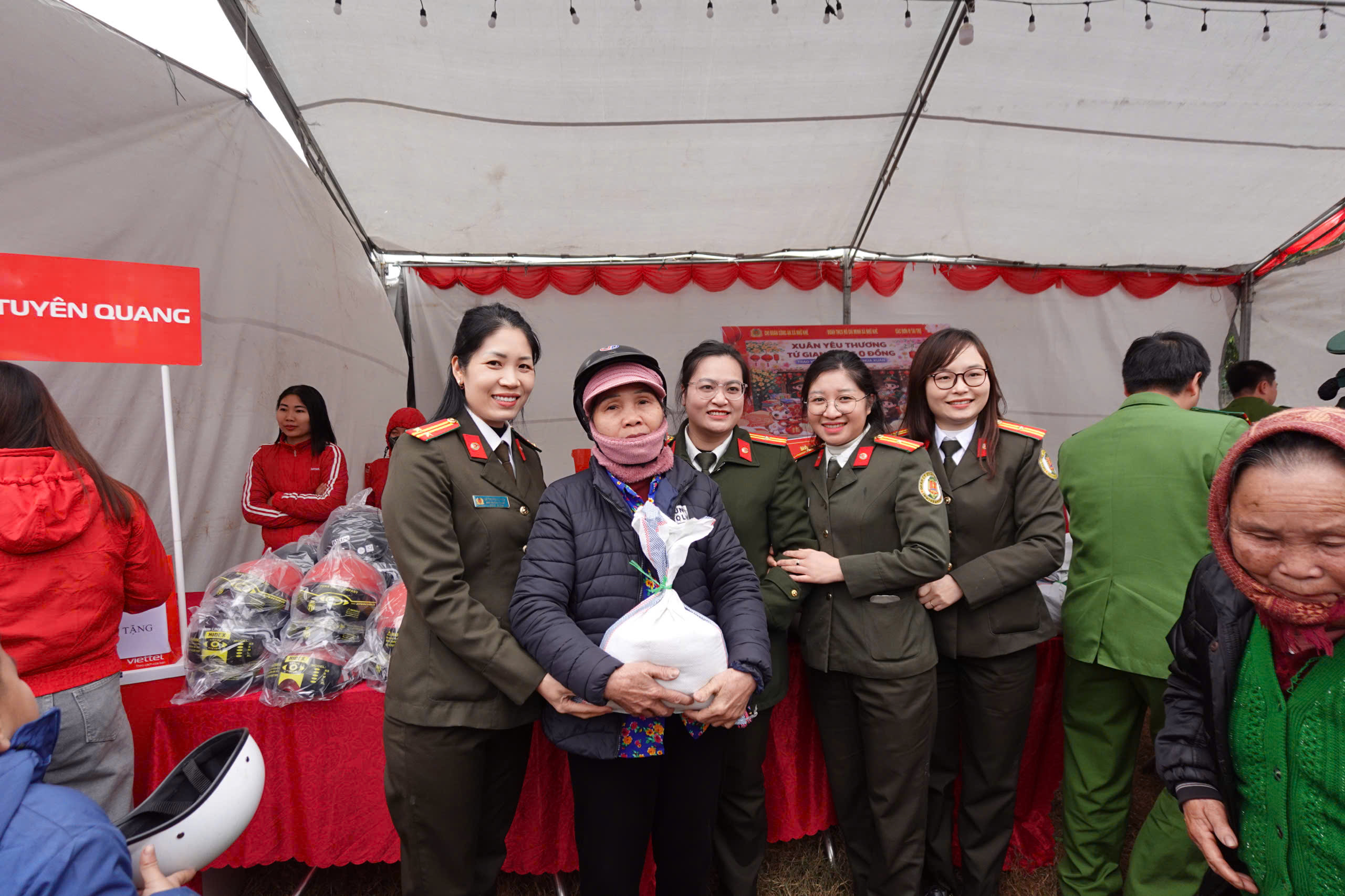 “Gian hàng 0 đồng” – Nghĩa tình Công an xã Nhữ Khê
