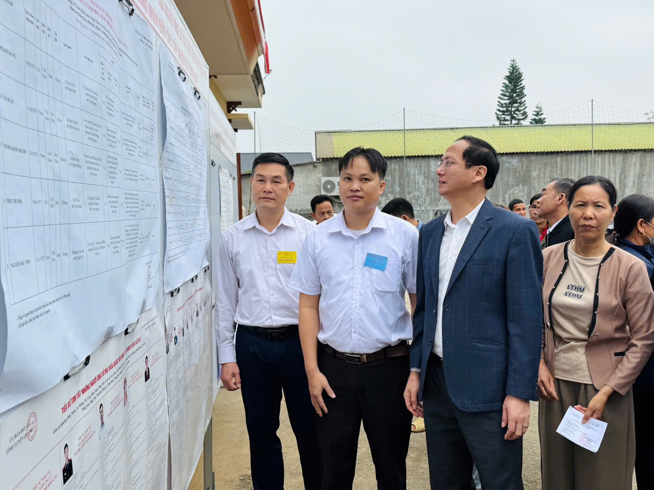 Đồng chí Bí thư Đảng ủy, Chủ tịch HĐND xã Giang Tuấn Anh kiểm tra công tác bầu cử tại các khu vực bỏ phiếu xã Tân Trào