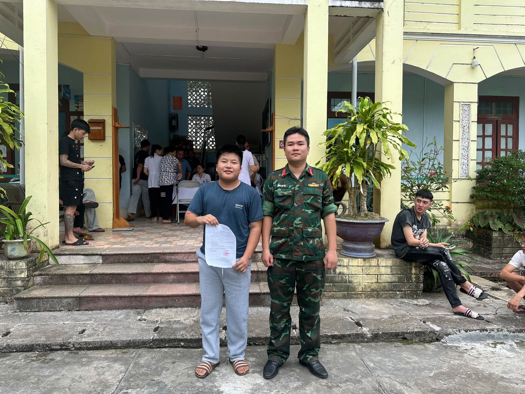 THANH NIÊN DÂN TỘC PÀ THẺN VIẾT ĐƠN TÌNH NGUYỆN THAM GIA NGHĨA VỤ QUÂN SỰ NĂM 2027