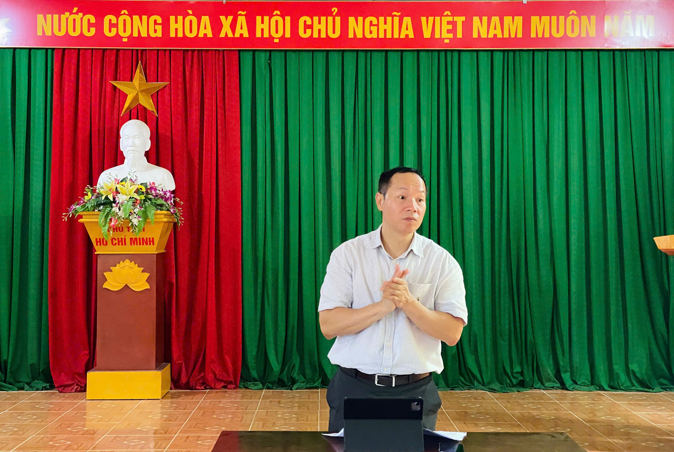ĐỒNG CHÍ HÀ VĂN CHUNG BÍ THƯ ĐẢNG ỦY, CHỦ TỊCH HĐND XÃ LÀM VIỆC VỚI BAN QUẢN LÝ THÔN LỐ THÀNG I