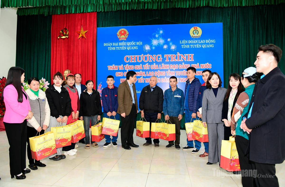Trao 100 suất quà Tết cho công nhân, người lao động trên địa bàn tỉnh