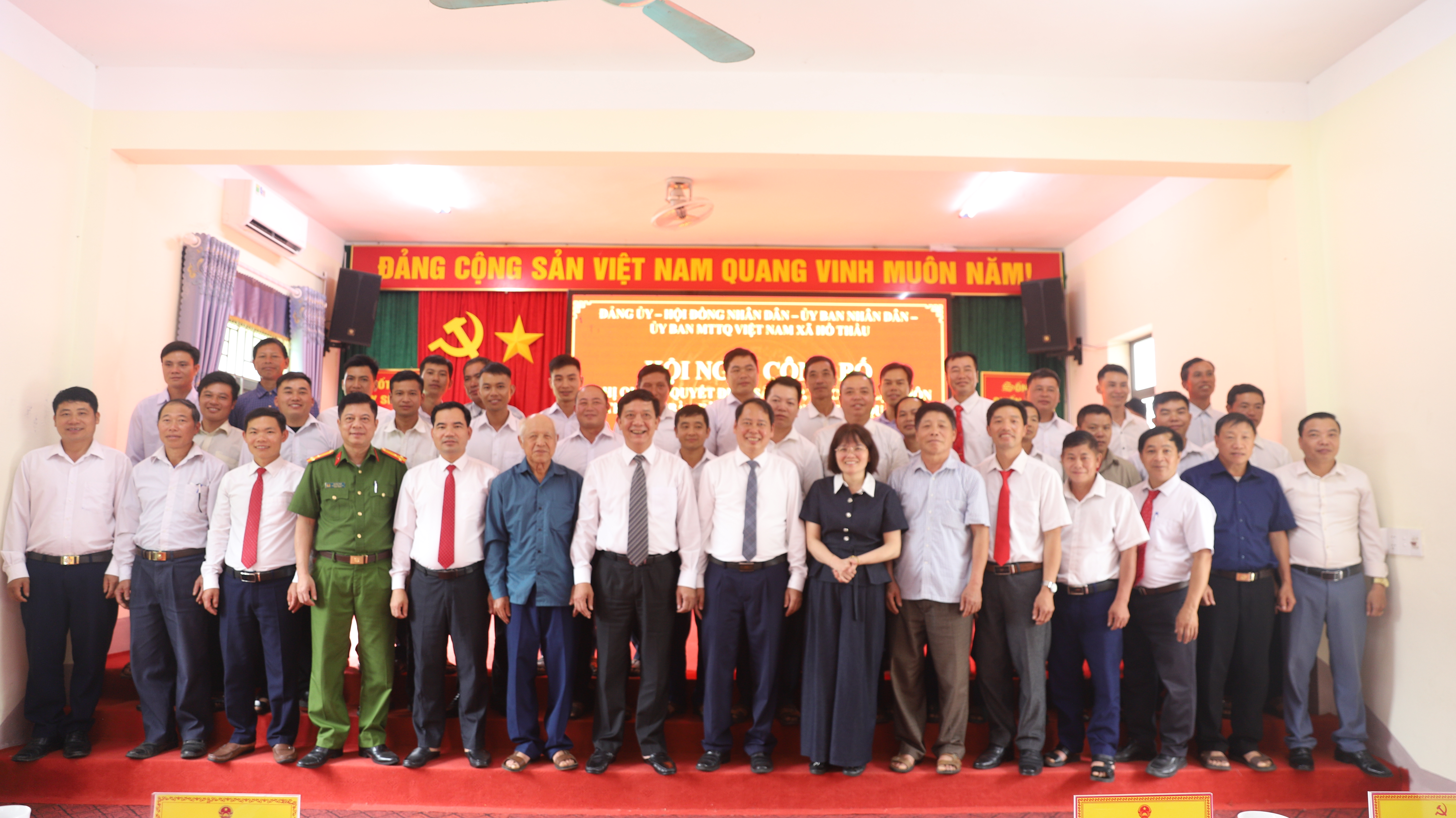 Đồng chí Nguyễn Khánh Lâm, Ủy viên Ban Chấp hành Đảng bộ Tỉnh, Giám đốc Sở Tư pháp dự hội nghị Công bố Nghị quyết, Quyết định sắp xếp tổ chức lại thôn, chi bộ thôn trên địa bàn xã Hồ Thầu. 